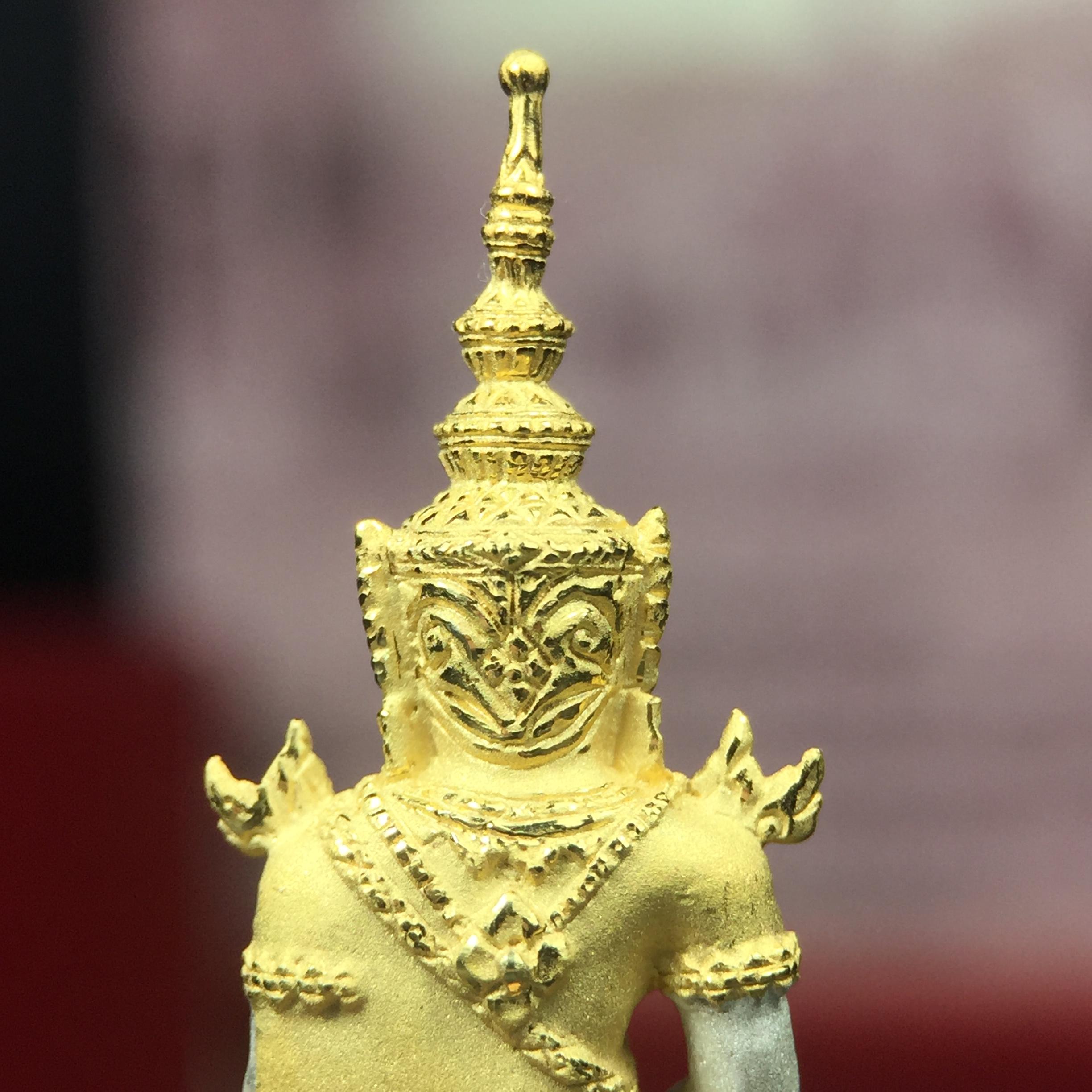 พระแก้วมรกต ภปร.(รุ่นแรก) ปี2545 รุ่นฉลองกรุงรัตนโกสินทร์ครบ 220 ปี พิมพ์ลอยองค์ใหญ่ เนื้อเงินบริสุทธิ์ 92.5% (สามกษัตริย์) ขนาด 19*35 มม. พร้อมกล่องบรรจุเดิม สวยครบสมบูรณ์