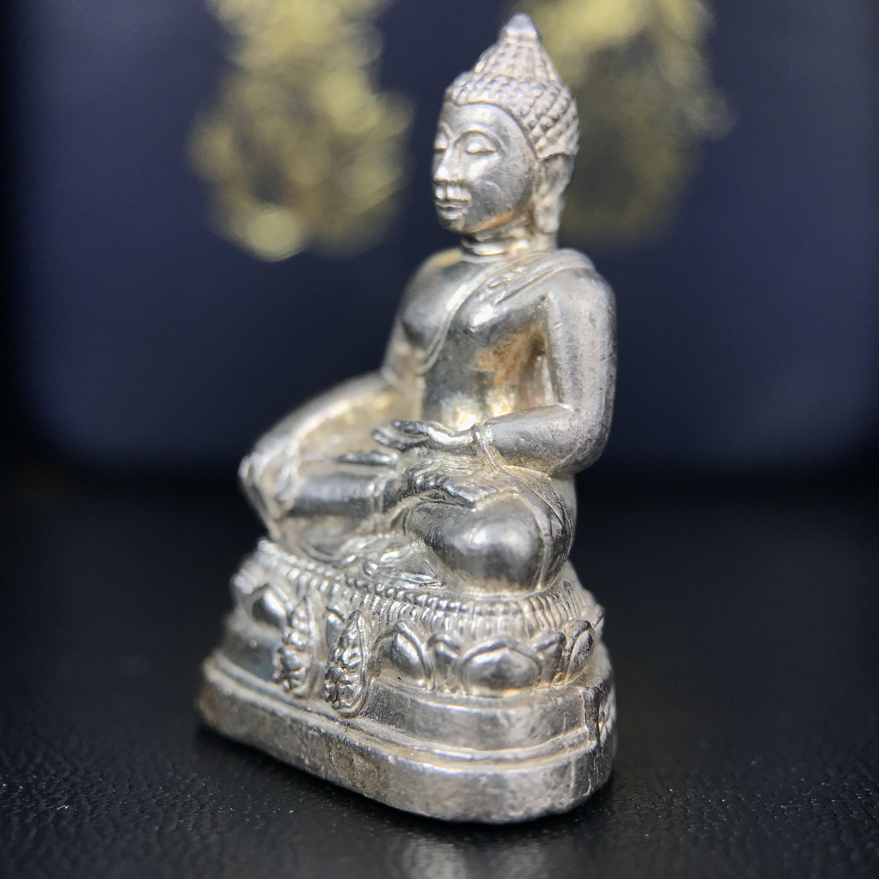 พระกริ่งพระพุทธนรสีห์ จปร.+ภปร. ครบรอบ 100 ปี ธนาคารไทยพาณิชย์ ปี 2550 พระกริ่งเนื้อเงิน(หายาก)(พุทธศิลป์งดงาม)ด้านหน้าฐานประดับด้วยตราสัญลักษณ์ "จปร" และ "ภปร" (องค์เนื้อเงินสร้างน้อย พบเจอน้อยหายาก)1 ใน 2500 องค์