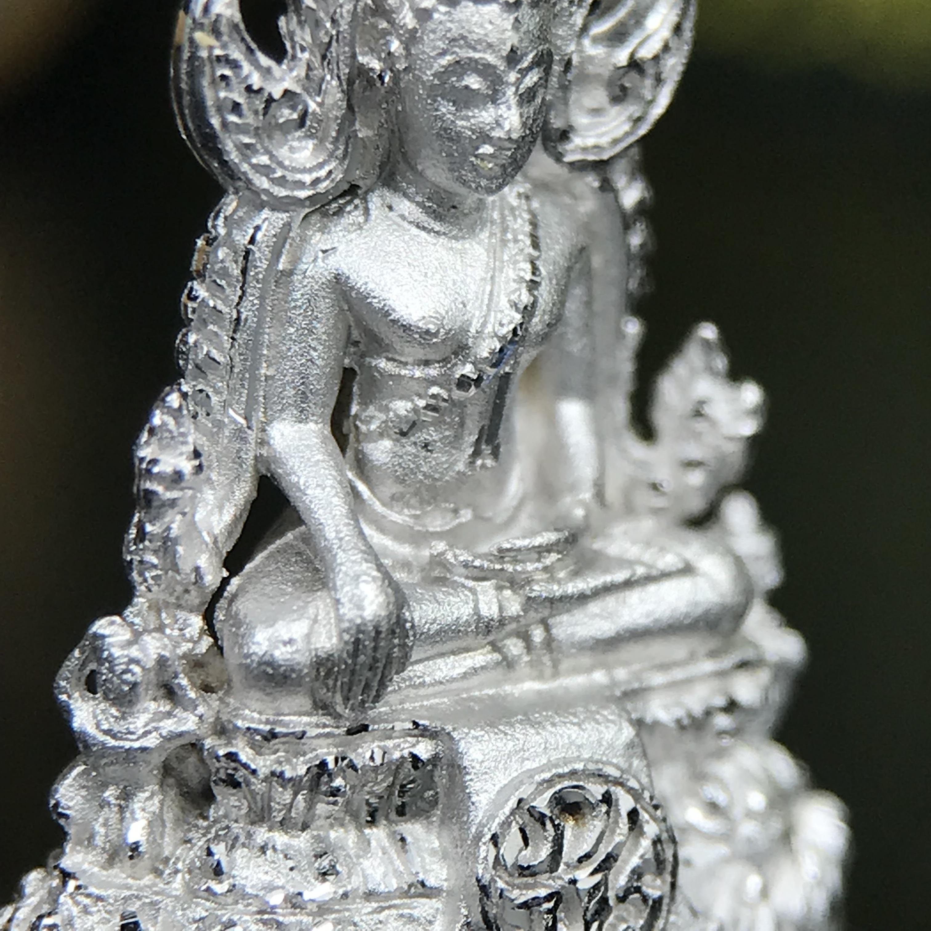 พระพุทธชินราช ภปร. 84 พรรษา พิมพ์เล็กขนาดหน้าตัก 1/4 นิ้ว(สูง 2.0 ซม.)เนื้อเงินชุบทองคำขาว (สภาพผิวสวยเดิม)(พระราชทานมวลสาร จิตรลดาและเส้นพระเจ้า(เส้นผม))พุทธศิลป์ทรงคุณค่าอีกหนึ่งรุ่นยอดนิยม