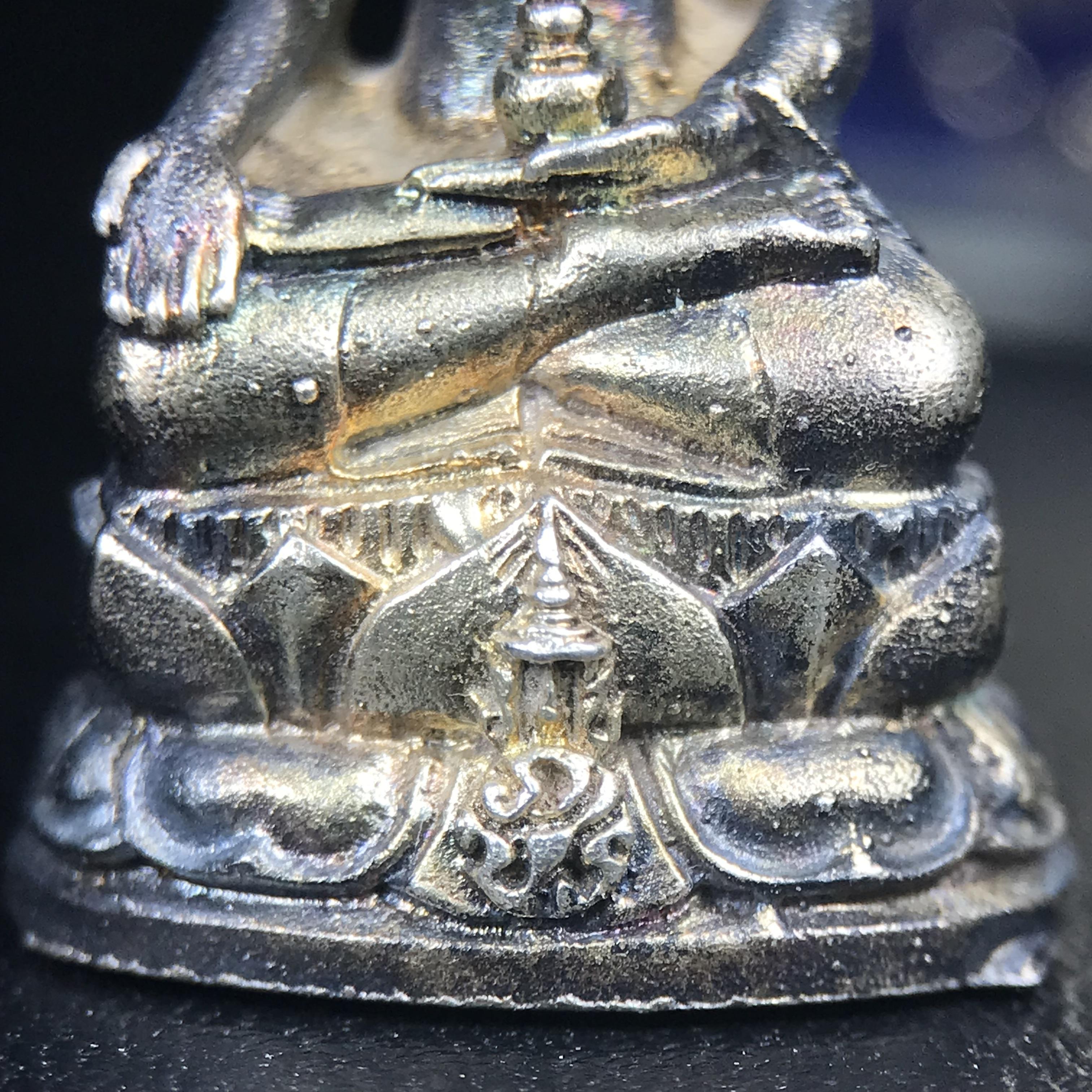 พระกริ่งไพรีพินาศ ภปร. รุ่นแรกของประเทศไทย วัดปทุมวนาราม ปี 2535 เนื้อเงิน(ผิวเดิม ผิวขึ้นรุ้งทั่วองค์ สวย งดงาม)(เข้มขลังทรงอานุภาพยิ่งใหญ่ กำราบศัตรูพ่ายสิ้น) ขนาดสูง 3 ซม. พร้อมกล่องบรรจุเดิมครบสมบูรณ์ (ในหลวงรัชกาลที่9เสด็จเททอง)(1ใน3000องค์)นิยมหายาก