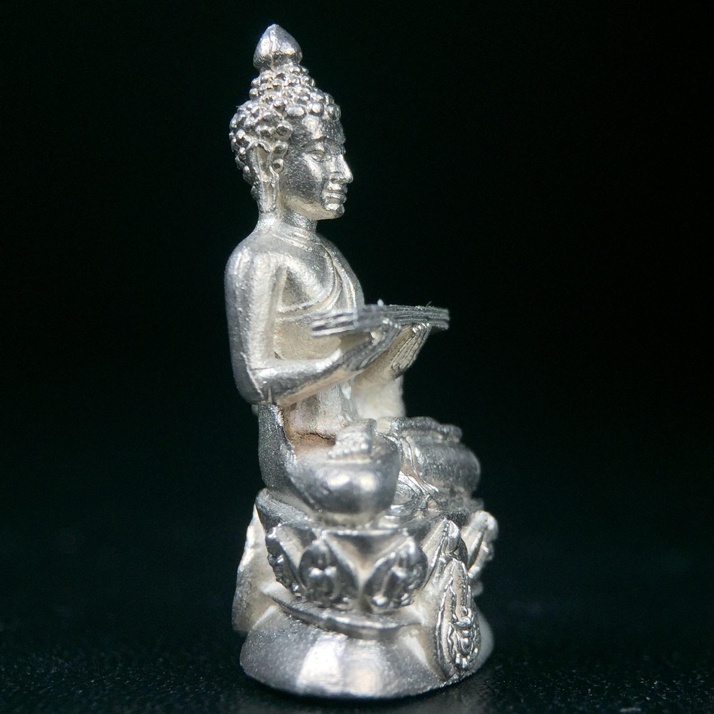 พระกริ่งปรมานุชิตชิโนรส วัดพระเชตุพนวิมลมังคลาราม(วัดโพธิ์) ปี2533 เนื้อเงิน ( ในหลวงรัชกาลที่9เสด็จเททอง)พิธีใหญ่ งดงามด้วยพุทธศิลป์เปี่ยมด้วยพุทธคุณ อีกหนึ่งรุ่นที่แนะนำสะสมบูชา