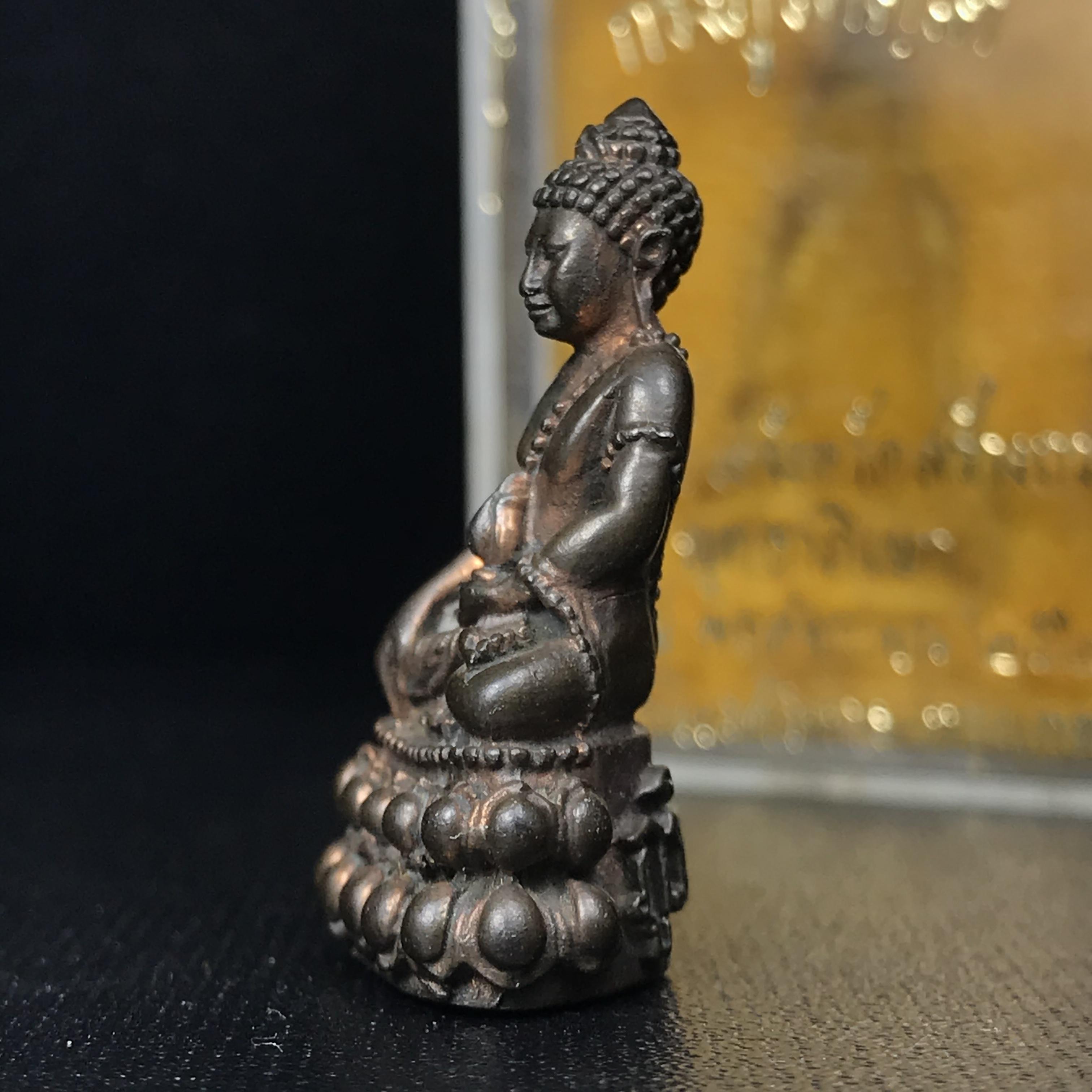 พระกริ่งภูริทัตโต (หลวงปู่มั่น ภูริทัตโต) เนื้อนวโลหะ ปี 2520 สุดยอดพระเกจิสายวิปัสสนากรรมฐานปลุกเสก (สมเด็จพระญาณสังวรเป็นประธานเททอง)(สภาพสวยครบกล่องเดิม)