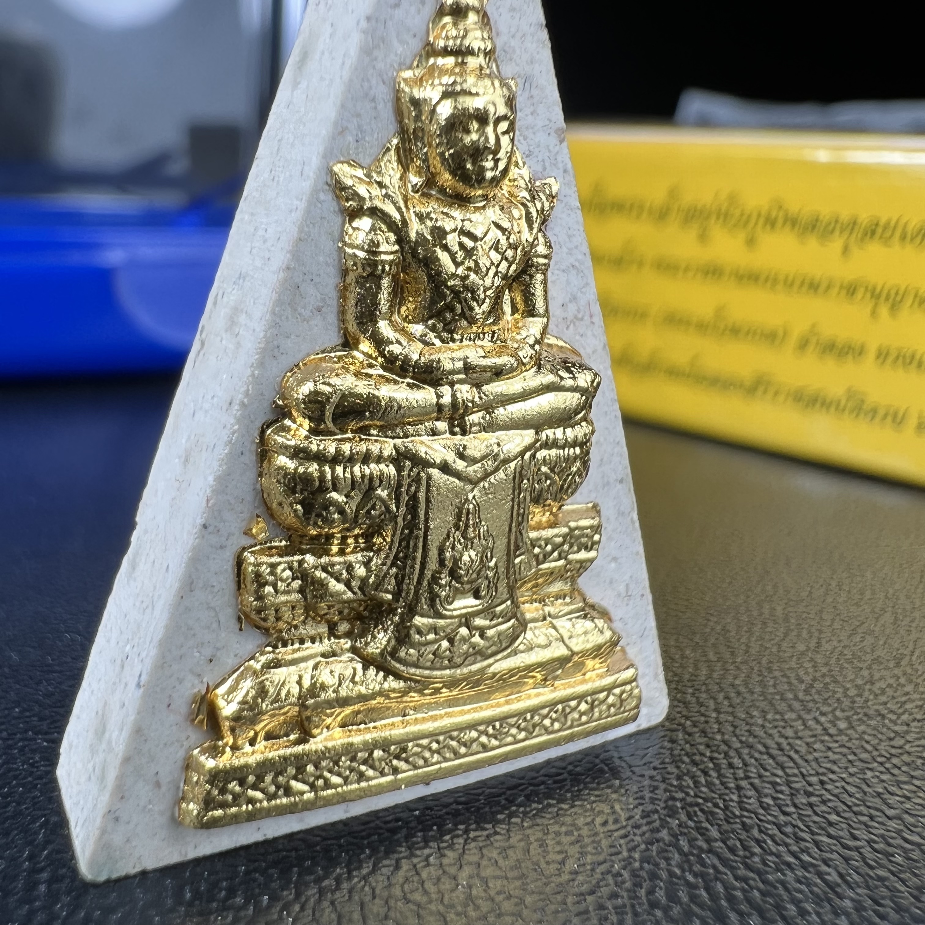 พระแก้วมรกต(จำลอง)ทรงเครื่องฤดูร้อน พระผงบูชา ด้านหน้าปิดทอง ด้านหลังตราสัญลักษณ์ฉลองสิริราชสมบัติครบ 60ปี เนื้อเงิน(รุ่นนี้ได้พระราชทานเส้นพระเจ้า(เส้นผม)รัชกาลที่9ในการจัดสร้าง)