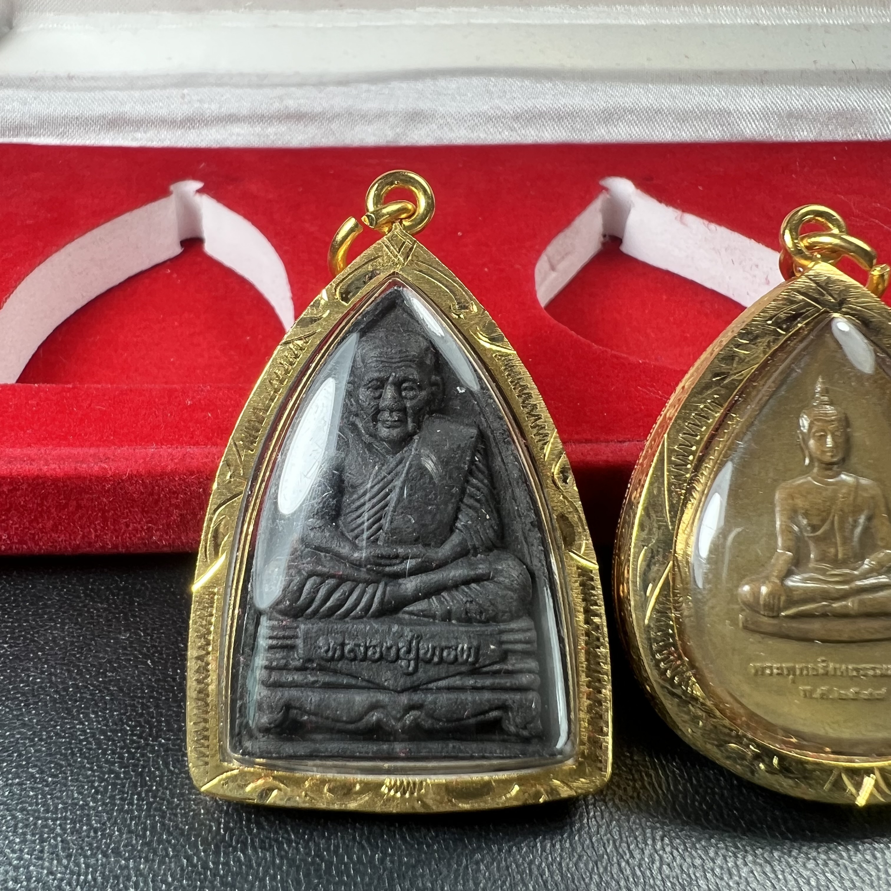 พระชุดของขวัญ 3 องค์ พระหลวงปู่ทวด ภปร. ทรงกลีบบัวและกลีบขนุนพร้อมเหรียญพระพุทธสิงหธรรมมงคล ปี 2547 (ชนวนเก่า)เนื้อว่านด้านหลังมี ภปร. เป็นโลหะผสมสูง 3.3ซม.พิธีใหญ่ มวลสารดี ปลุกเสกวัดพระแก้ว(งานเลี่ยมกรอบเดิมจากผู้จัดสร้างห่อหุ้มด้วยทองนพเกล้า)