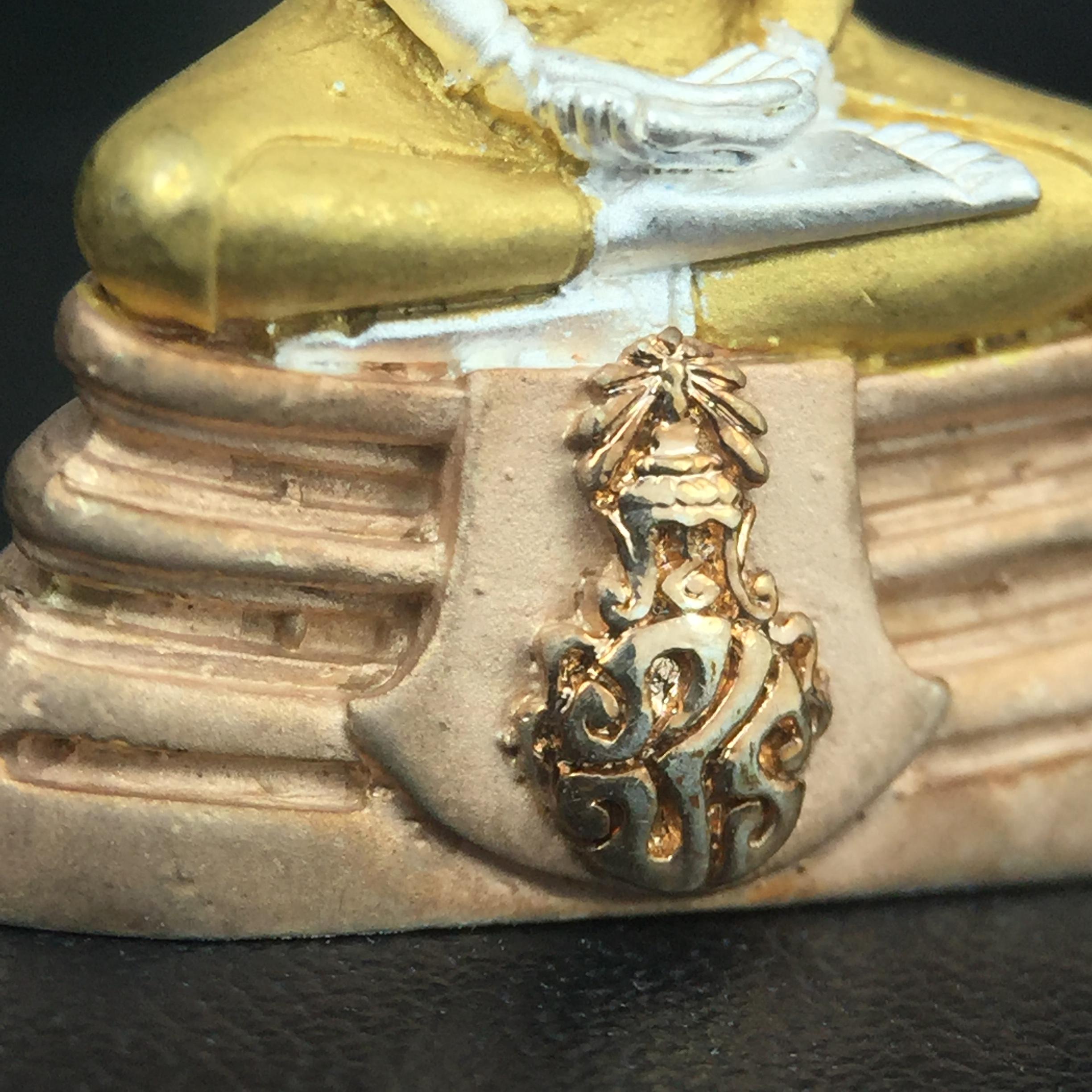 พระพุทธโสธร ภปร. รุ่นย้อนยุค สร้างพระอุโบสถ สมาคมชาวฉะเชิงเทรา จัดสร้าง ปี 2539 วโรกาสครองสิริราชสมบัติครบ 50 ปี เนื้อเงินชุบสามกษัตริย์ทรายนวลขัดเงาบางส่วน(สภาพผิวเดิม เก่าเก็บอย่าดี สวยมาก แบบนี้หายาก) พร้อมกล่องบรรจุและใบรับรองเดิมครบสมบูรณ์