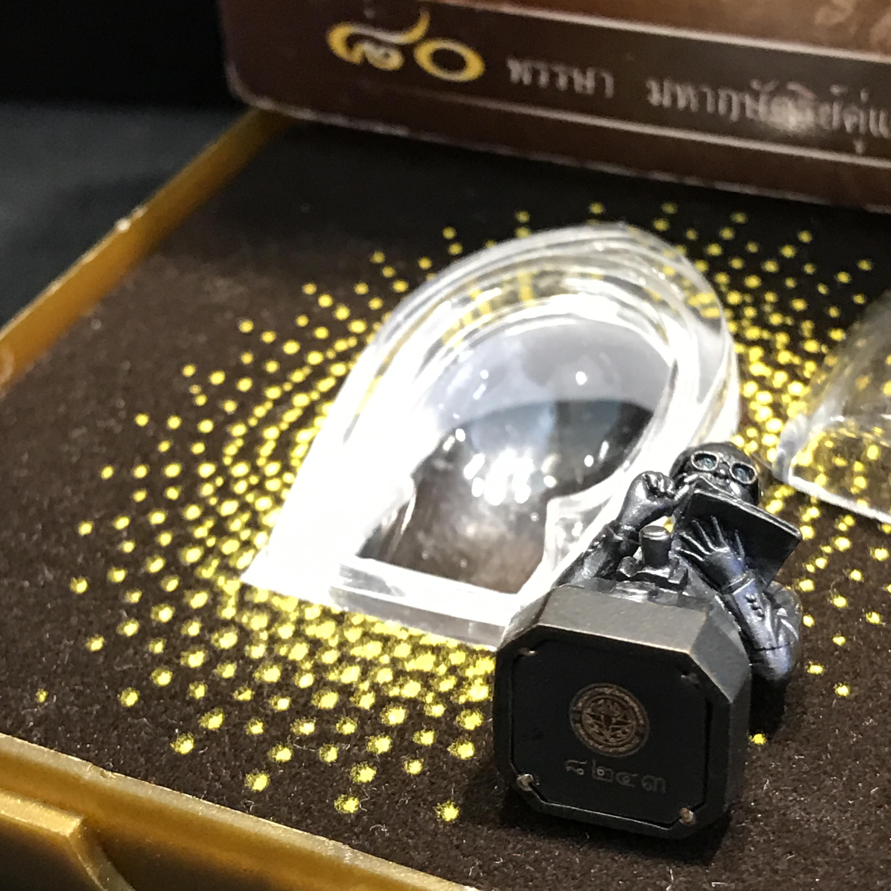 รูปหล่อ ในหลวงทรงงาน รุ่นเย็นศิระเพราะพระบริบาล ตราสัญญาลักษณ์ 80 พรรษา พ.ศ.2550 เนื้อนวะโลหะ