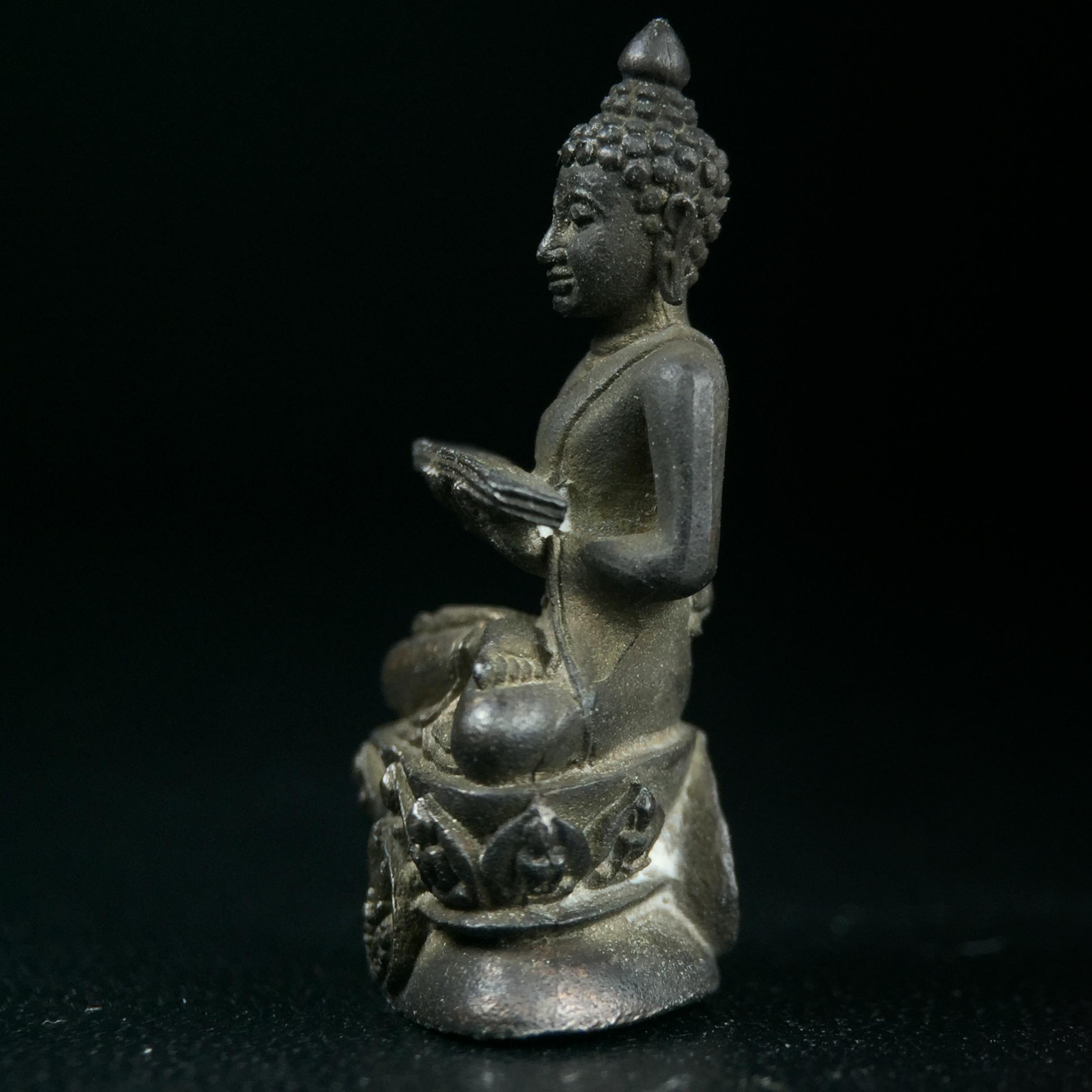 พระกริ่งปรมานุชิตชิโนรส วัดพระเชตุพนวิมลมังคลาราม(วัดโพธิ์) ปี2533 เนื้อนวโลหะ ( ในหลวงรัชกาลที่9เสด็จเททอง)พิธีใหญ่ งดงามด้วยพุทธศิลป์เปี่ยมด้วยพุทธคุณ อีกหนึ่งรุ่นที่แนะนำสะสมบูชา