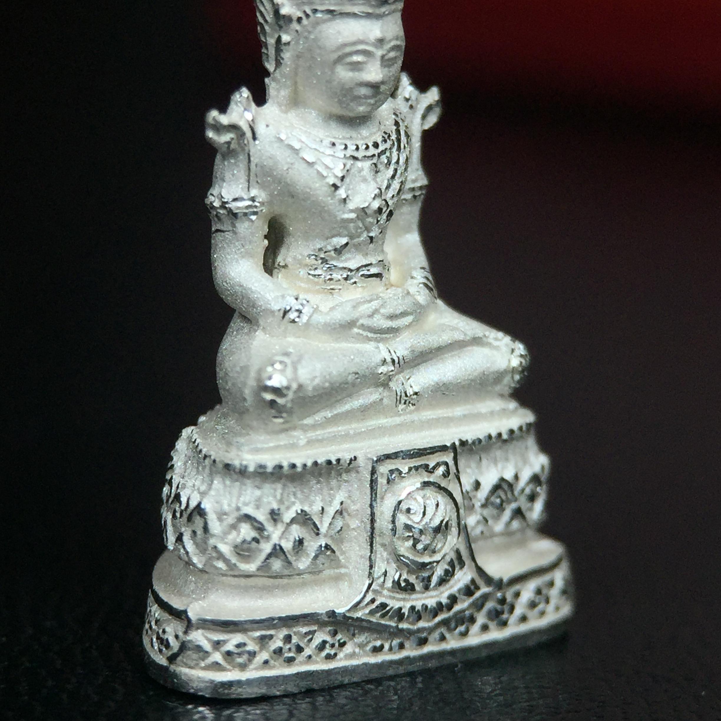 พระแก้วมรกต ภปร.(รุ่นแรก) ปี2545 จัดสร้างในมหาวโรกาส พระบาทสมเด็จพระเจ้าอยู่หัวรัชกาลที่ 9 ครบรอบ 75 พรรษา และฉลองกรุงรัตนโกสินทร์ครบ 220 ปี พิมพ์ลอยองค์เล็ก เนื้อเงินบริสุทธิ์ 92.5% ขนาด 10*19 มม. พร้อมกล่องบรรจุเดิม สวยครบสมบูรณ์(องค์หมายเลข 2541)