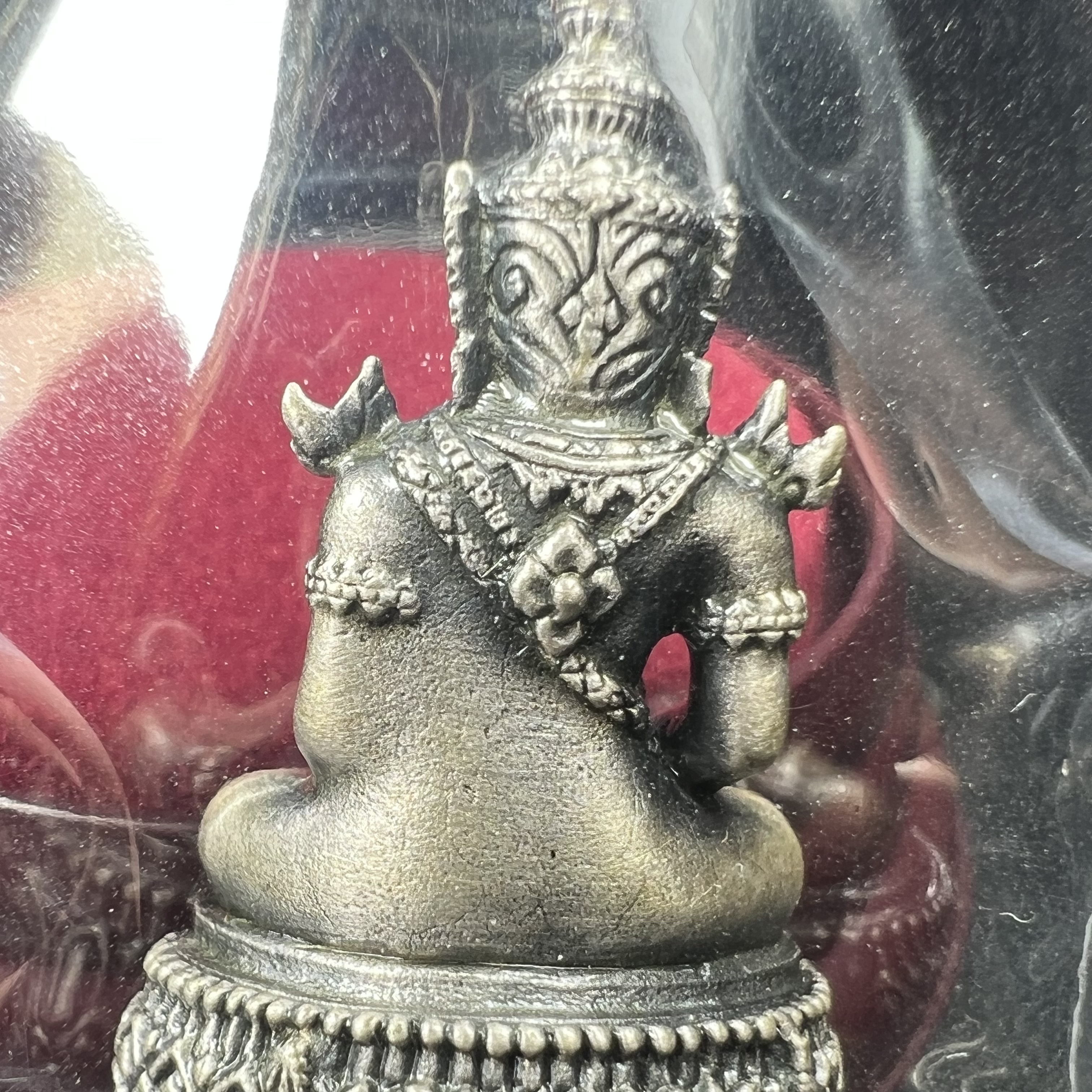 พระแก้วมรกต ภปร.(รุ่นแรก) ปี2545 รุ่นฉลองกรุงรัตนโกสินทร์ครบ 220 ปี พิมพ์ลอยองค์ใหญ่ เนื้ออัลปาก้า ชุบเงินลงดำ ขนาด 19*35 มม. พร้อมครอบตั้งโชว์เดิม องค์พระซีนซองเดิม สวยครบสมบูรณ์