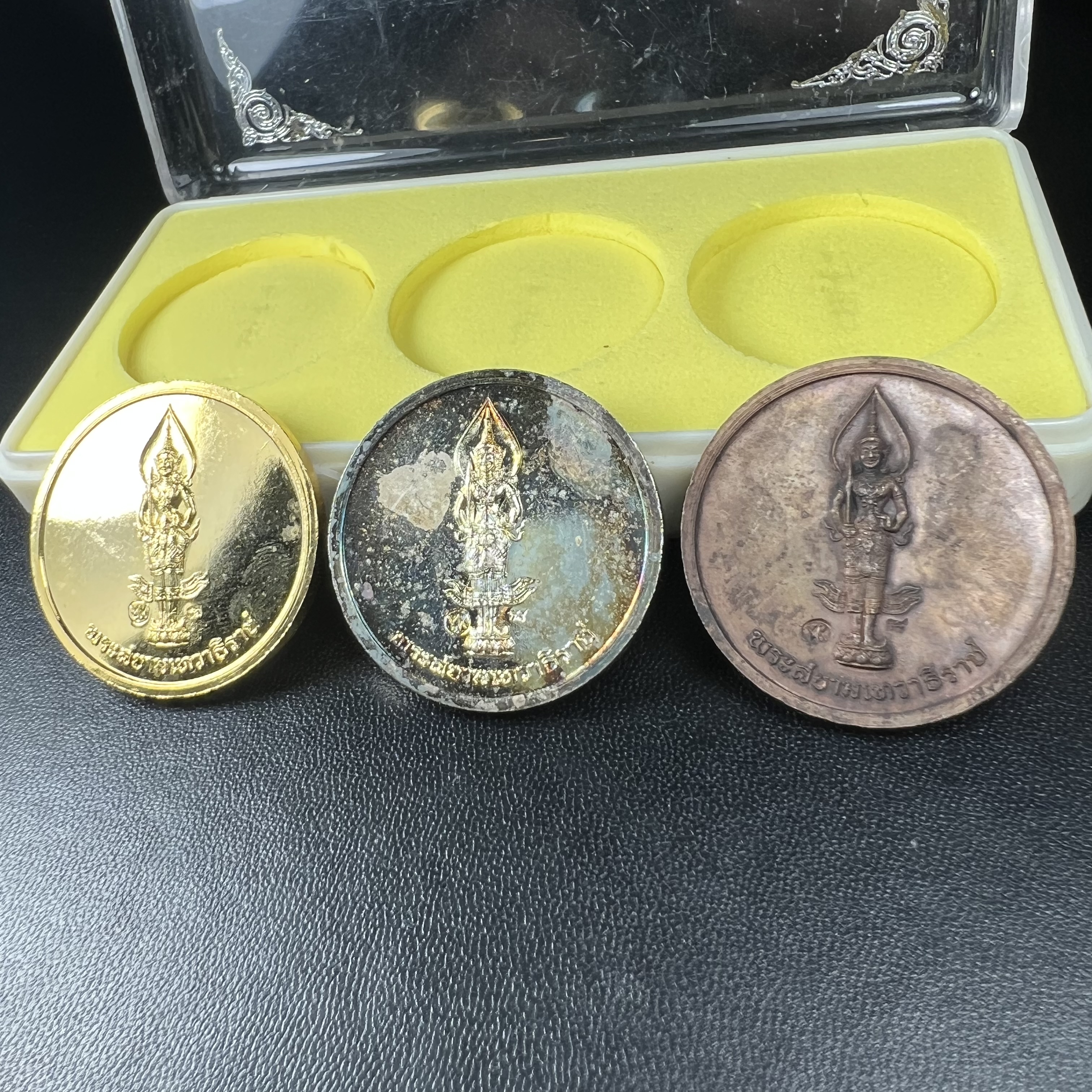 เหรียญสนทนาธรรม ในหลวงรัชกาลที่ 9 สมเด็จพระญาณสังวร หลังพระสยามเทวาธิราช ปี 2543 วัดบวรนิเวศวิหาร ชุดกรรมการ(เนื้อกะไหล่ทอง+กะไหล่เงิน+ทองแดงรมน้ำตาล)พร้อมกล่องบรรจุเดิม(ชุดหายาก สภาพผิวกะไหล่เดิมจากผู้จัดสร้าง ผิวขึ้นรุ้งธรรมชาติสวยจัด แชมป์ๆ)1 ใน 343ชุด