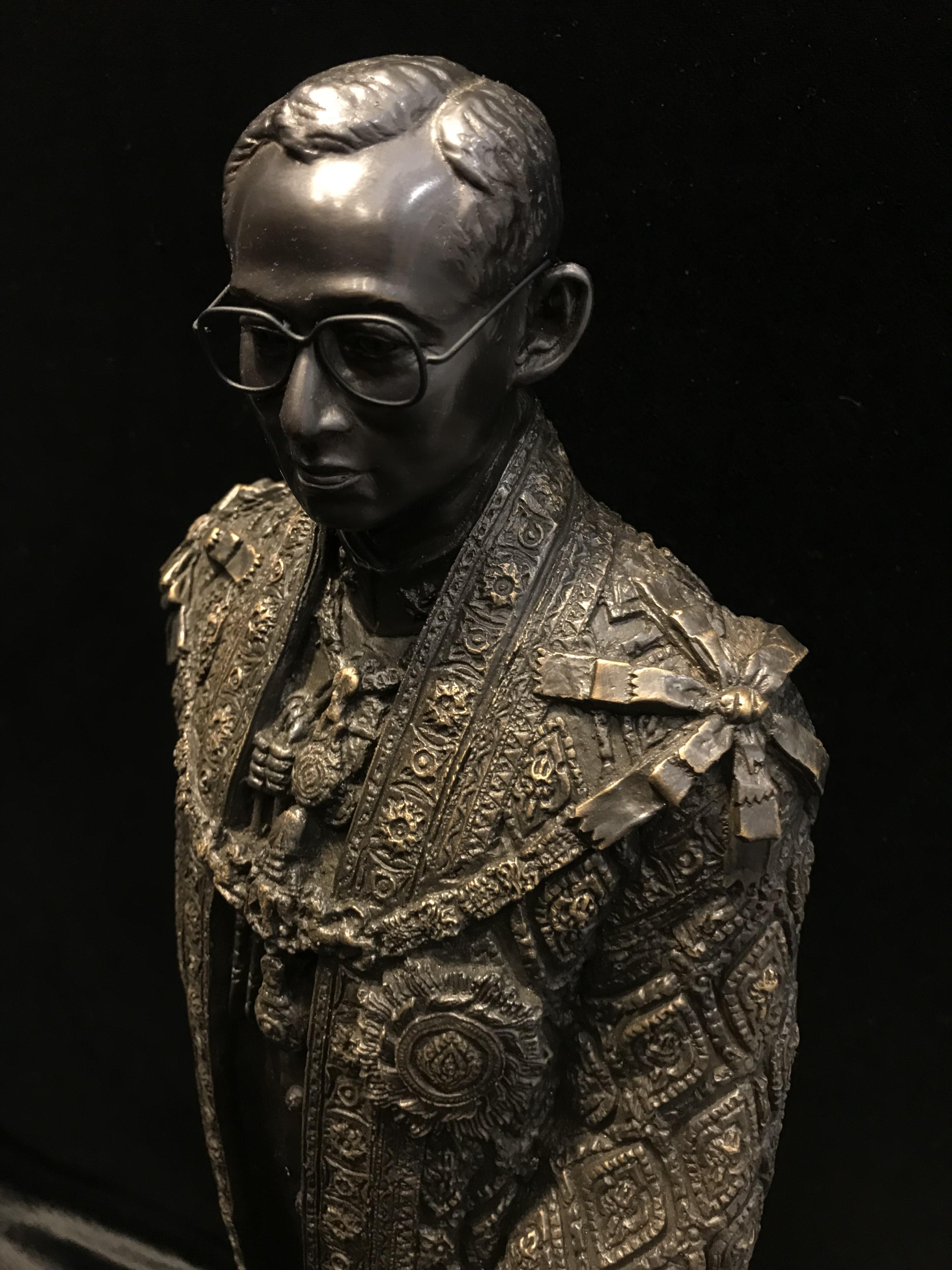 พระบรมรูปจำลองในหลวง รัชกาลที่ ๙ จัดสร้างโดย สมาคมศิษย์เก่าวิทยาศาสตร์ จุฬาลงกรณ์มหาวิทยาลัยและคณะวิทยาศาสตร์ จุฬาลงกรณ์มหาวิทยาลัย ปี2539(พร้อมกล่องบรรจุเดิมและใบรับรองจากผู้จัดสร้าง)