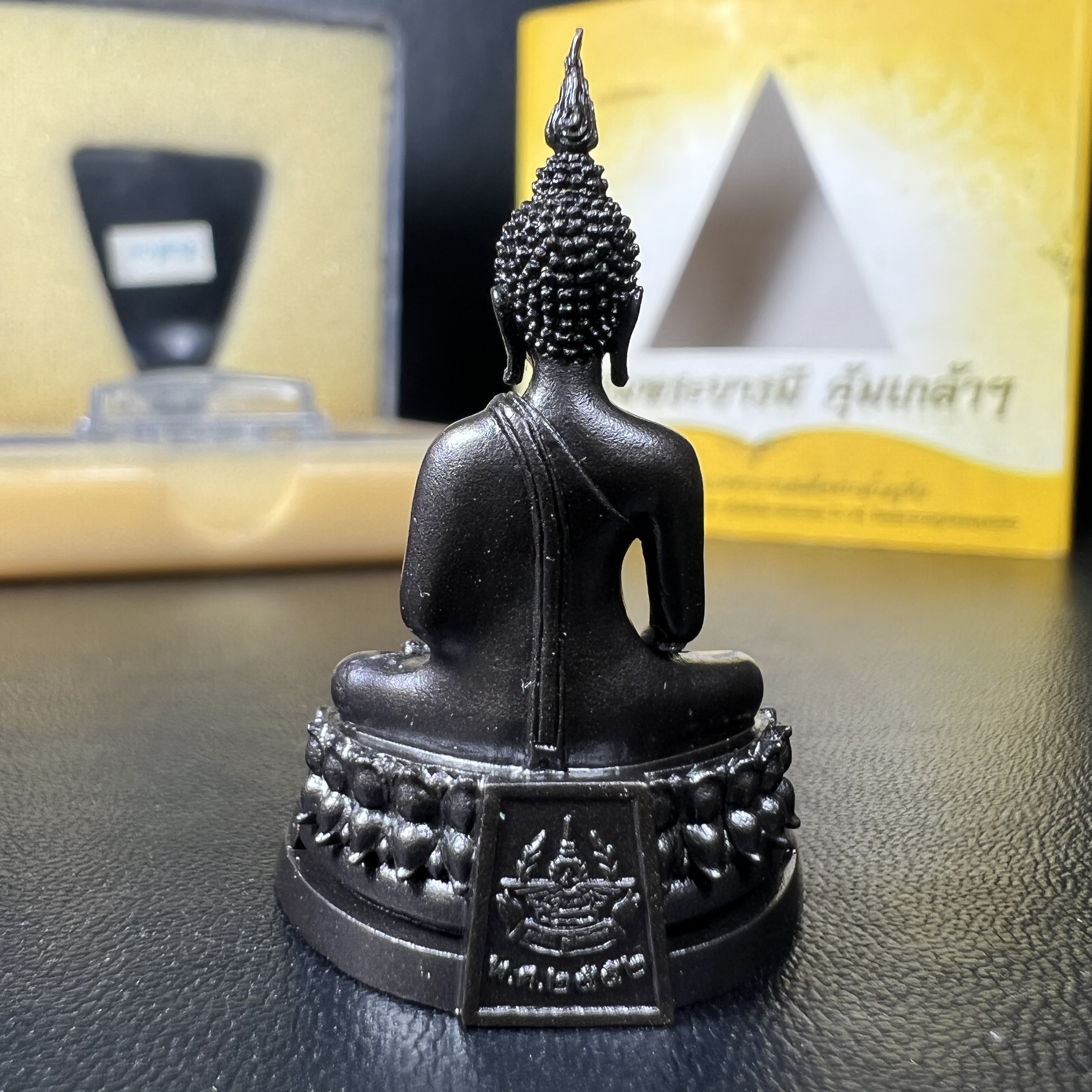 พระพุทธรูปคุ้มเกล้าฯ ภปร.(ใต้ร่มพระบารมี คุ้มเกล้า) 60ปี รพ.ภูมิพลฯ พ.ศ.2552 เนื้อนวโลหะ รมดำ(พิมพ์ใหญ่ขนาด 35.5*24 มม.)