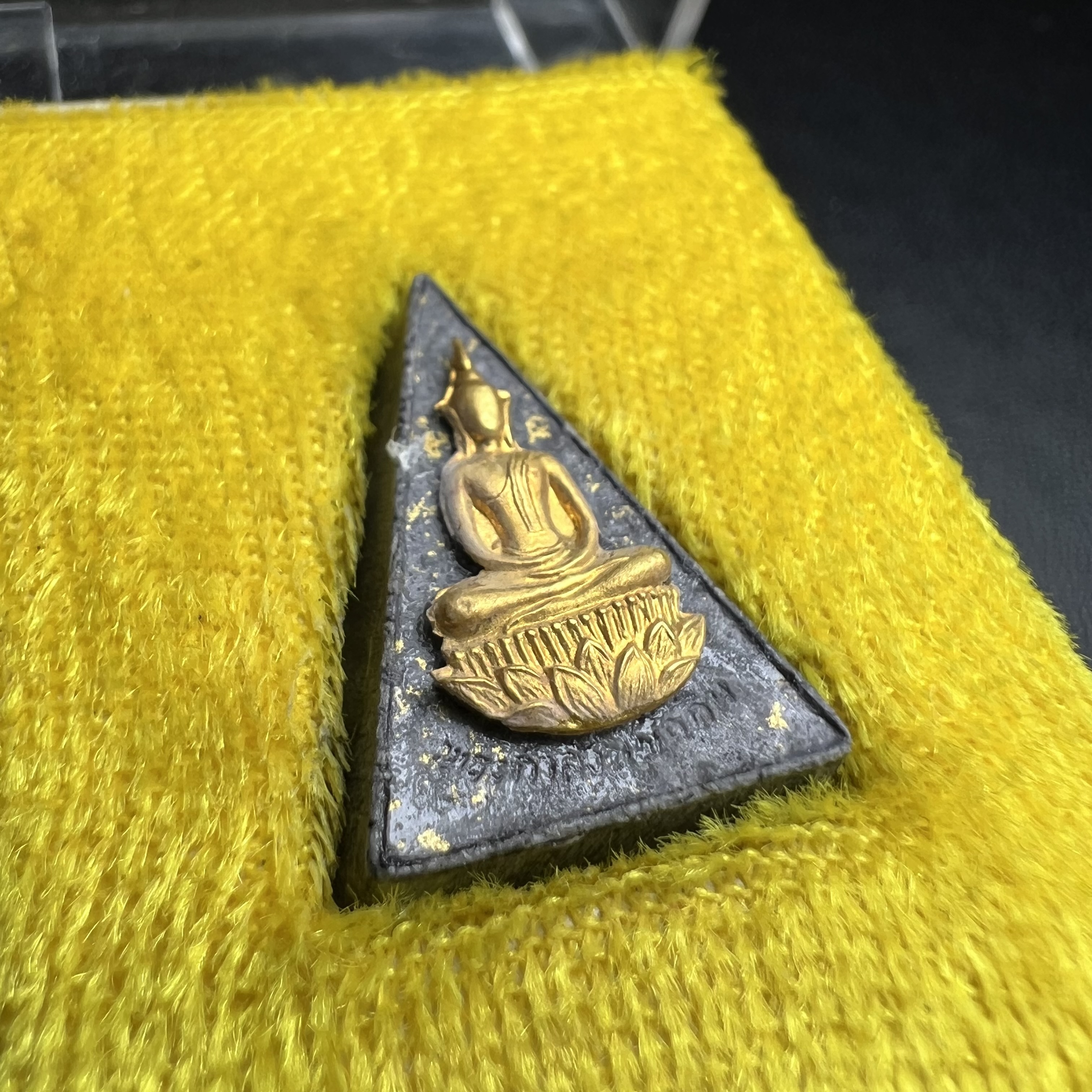 พระกำลังแผ่นดิน พระราชทาน วัดบวรนิเวศวิหาร ปี 2539 พิมพ์เล็กหน้ากากทองคำ (ในหลวง รัชกาลที่ 9 พระราชทานมวลสารจิตรลดา)นิยมหายาก