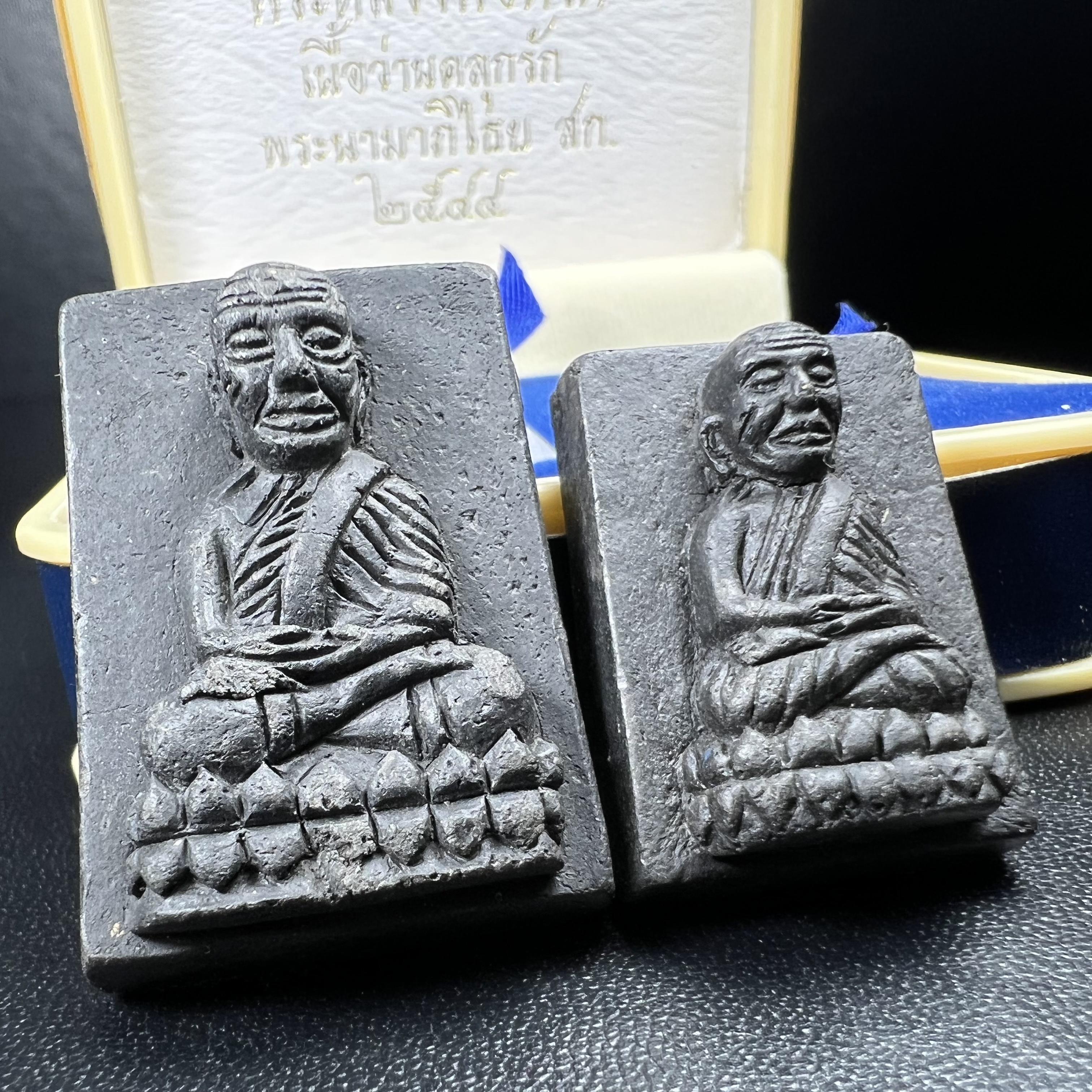 พระหลวงพ่อทวด พระนามาภิไธย สก. ปี2544(รุ่นแรก) เนื้อว่านคลุกรัก พิมพ์พิเศษหลังฝังข้าวสารดำ ชุดหลังพระนามาภิไธย สก. เนื้อเงิน(1ชุด 2องค์ พิมพ์ใหญ่สี่เหลี่ยม+พิมพ์เล็กพระรอดสี่เหลี่ยม)(1ใน5000 ชุด)พร้อมกล่องบรรจุเดิมหายาก