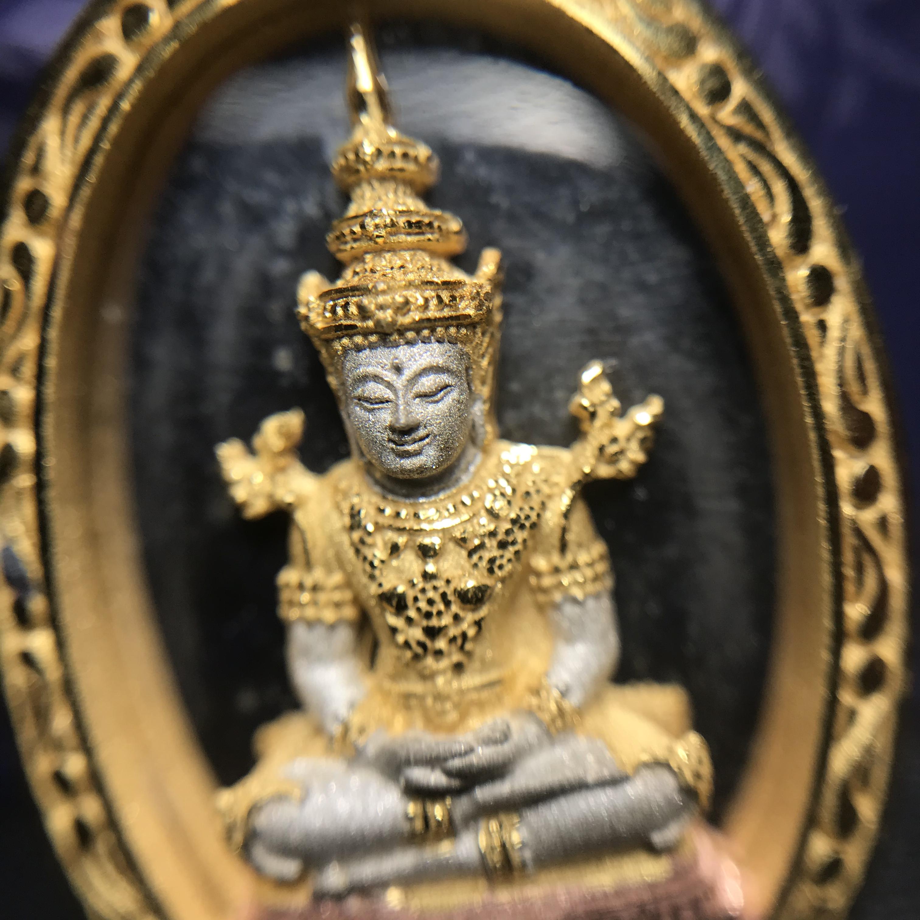 พระแก้วมรกต ภปร. ปี2547 จัดสร้างโดย รพ.ภูมิพลฯ เนื้อเงิน(3 กษัตริย์)เหรียญทรงกลมรี(1ใน3000องค์)