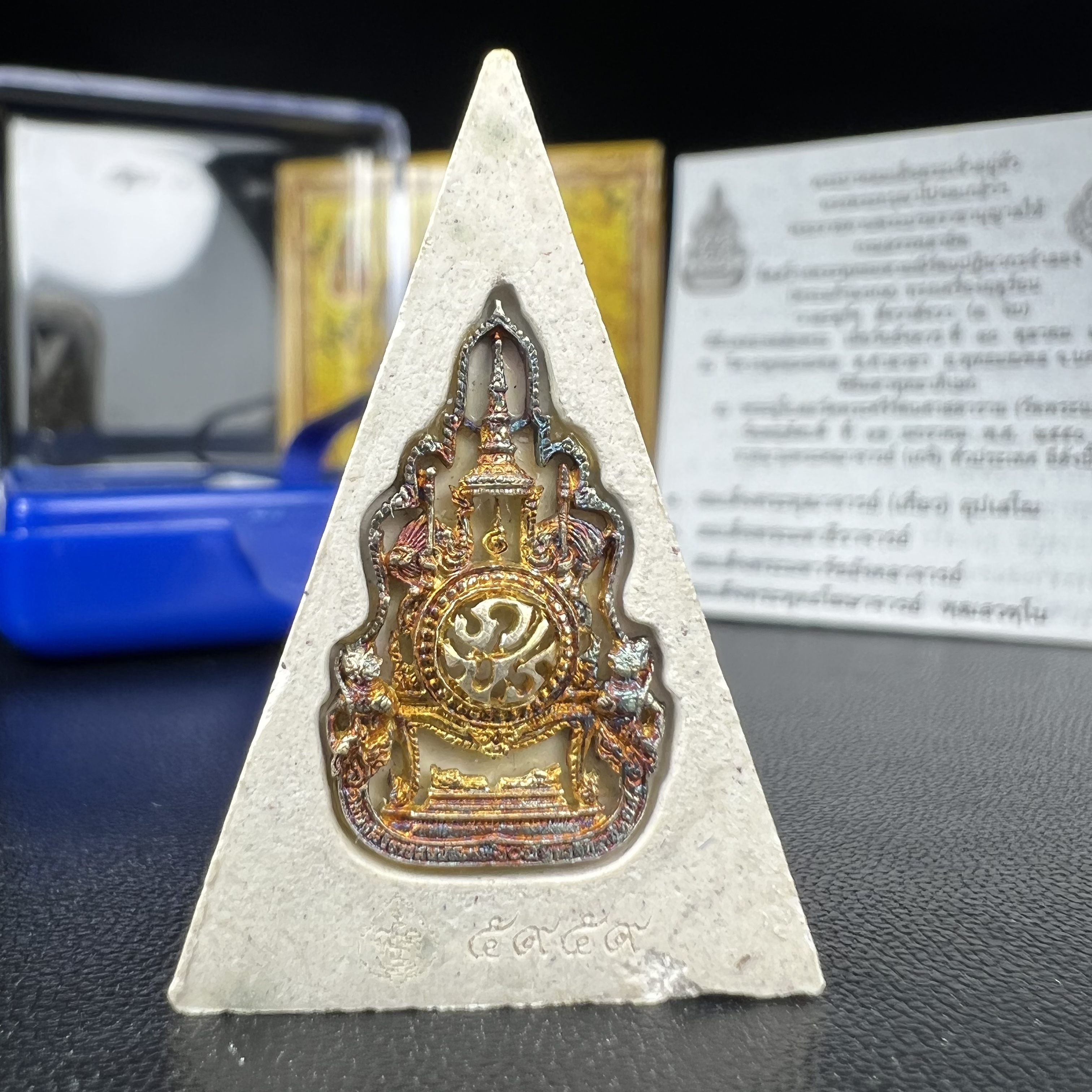 พระแก้วมรกต(จำลอง)ทรงเครื่องฤดูร้อน พระผงบูชา ด้านหน้าปิดทอง ด้านหลังตราสัญลักษณ์ฉลองสิริราชสมบัติครบ 60ปี เนื้อเงินขึ้นสีรุ้งธรรมชาติสร้างสรรค์งดงาม(รุ่นนี้ได้พระราชทานเส้นพระเจ้า(เส้นผม)รัชกาลที่9ในการจัดสร้าง)