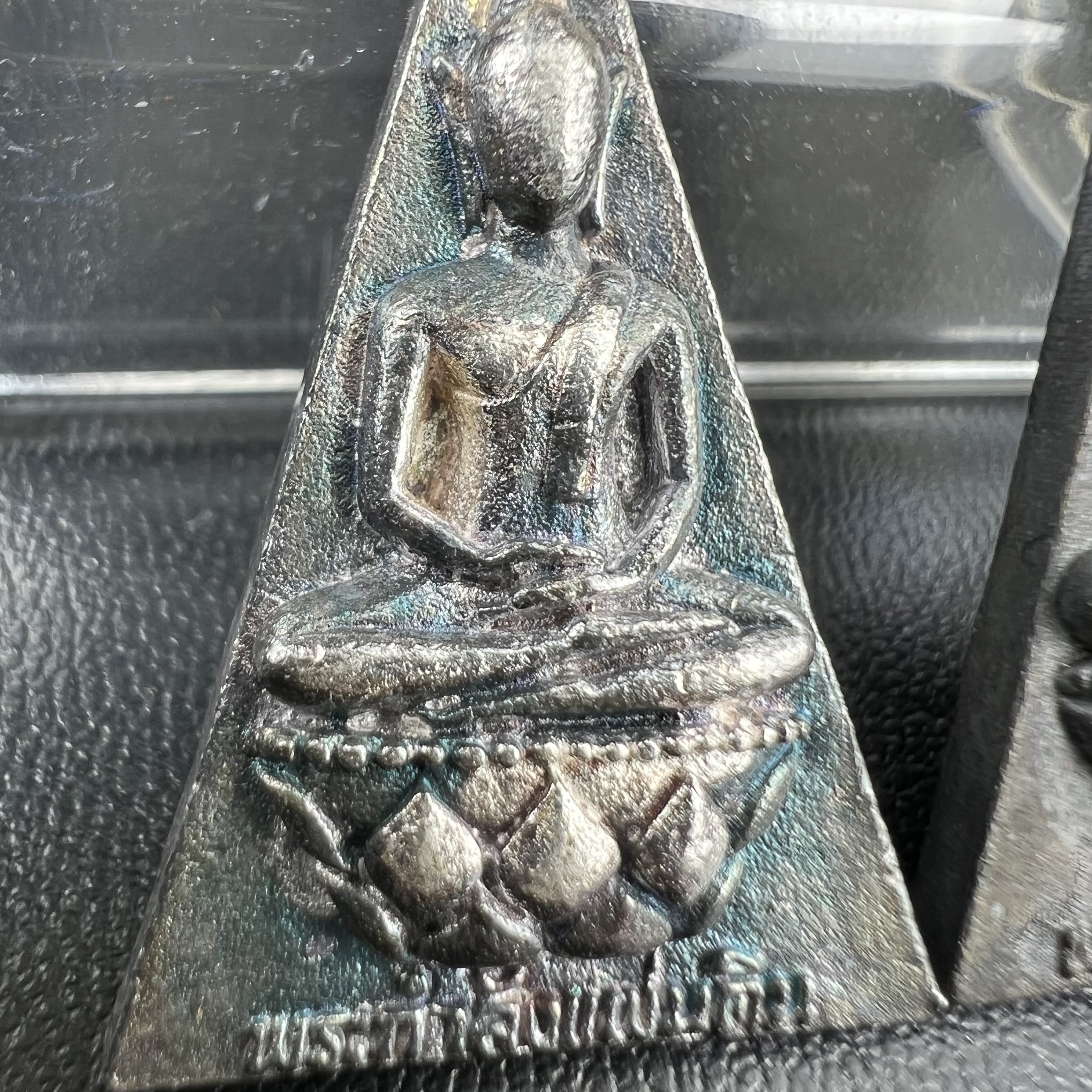 พระกำลังแผ่นดิน (สมเด็จจิตรลดา2) จัดสร้างเฉลิมพระเกียรติ ร.9 ครองราชย์ 50 ปี 2539 เนื้อเงิน(ผิวเดิมกลับดำ รุ้งๆสวย)+เนื้อนวโลหะ(สร้างน้อยหายาก)พร้อมกล่องบรรจุเดิมครบสมบูรณ์(1ใน2539องค์)