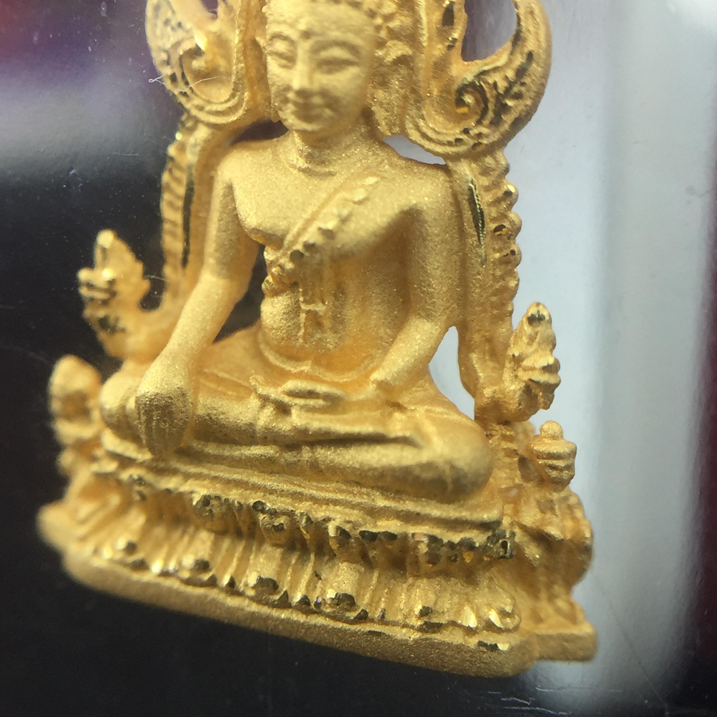 พระพุทธชินราช รุ่น ประวัติศาสตร์ มูลนิธิเพื่อตำรวจไทยจัดสร้าง ปี 2562 เนื้อทองคำขัดเงา พิมพ์ลอยองค์จิ๋ว(ขนาดสูง 1.5 ซม.) (สภาพ สวย ซีนซองเดิม กล่องบรรจุเดิมครบสมบูรณ์)