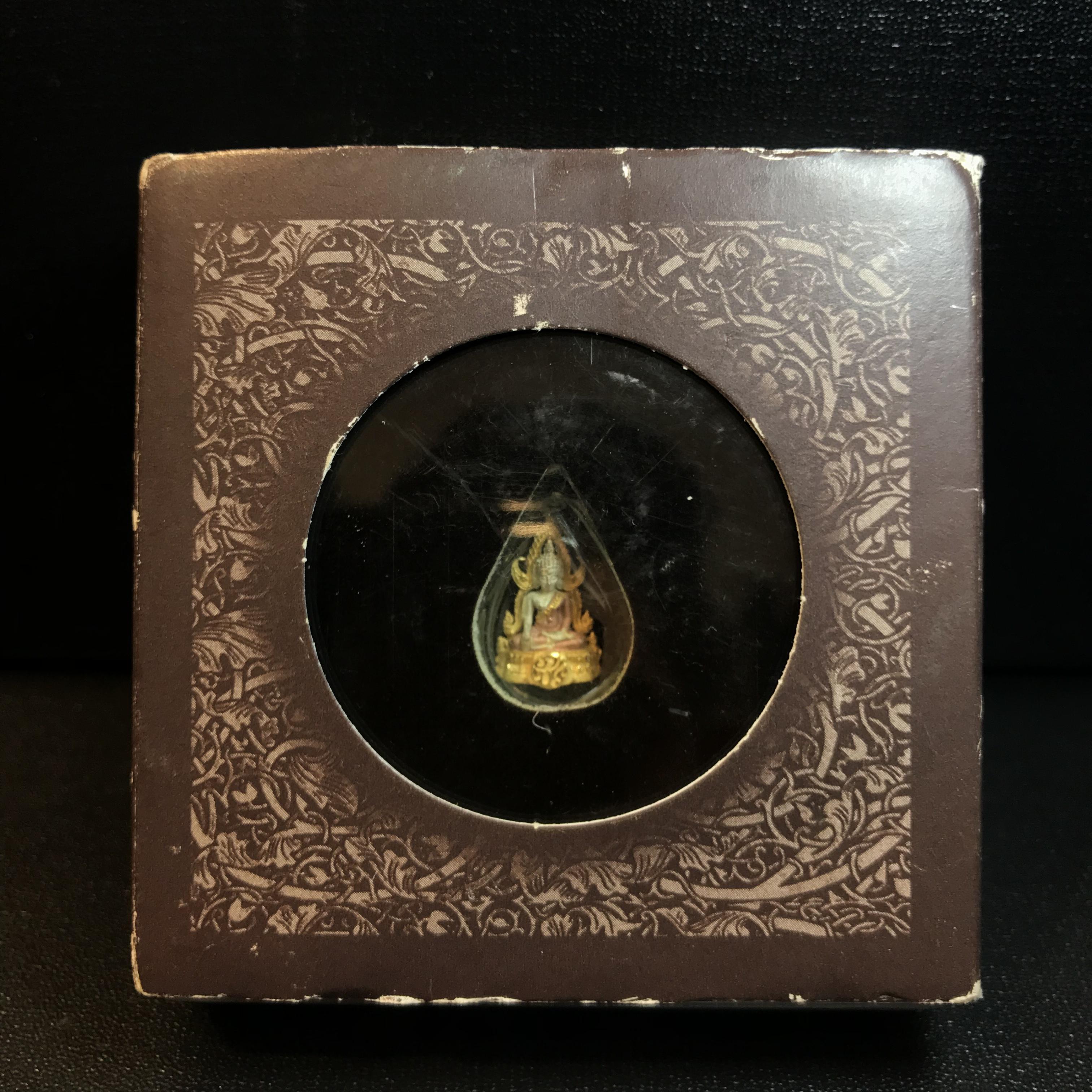 พระพุทธชินราช ภปร. โครงการ "เพราะแผ่นดินนี้ คือ แผ่นดินเกิด" ปี2548(รุ่นแรก) ลอยองค์ หน้าตัก 1/4 นิ้ว เนื้อเงินสามกษัตริย์