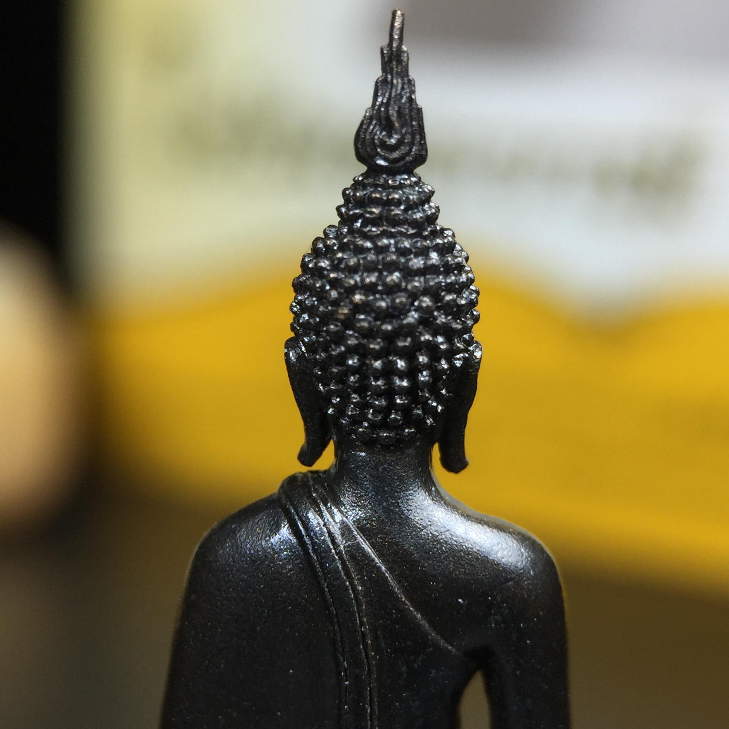 พระพุทธรูปคุ้มเกล้าฯ ภปร.(ใต้ร่มพระบารมี คุ้มเกล้า) 60ปี โรงพยาบาลภูมิพลฯ พ.ศ.2552 เนื้อนวโลหะ รมดำ(พิมพ์ใหญ่ขนาด 35.5*24 มม.)สภาพสวยเดิมพร้อมกล่องบรรจุเดิม ตอกโค๊ดหมายเลขกำกับ