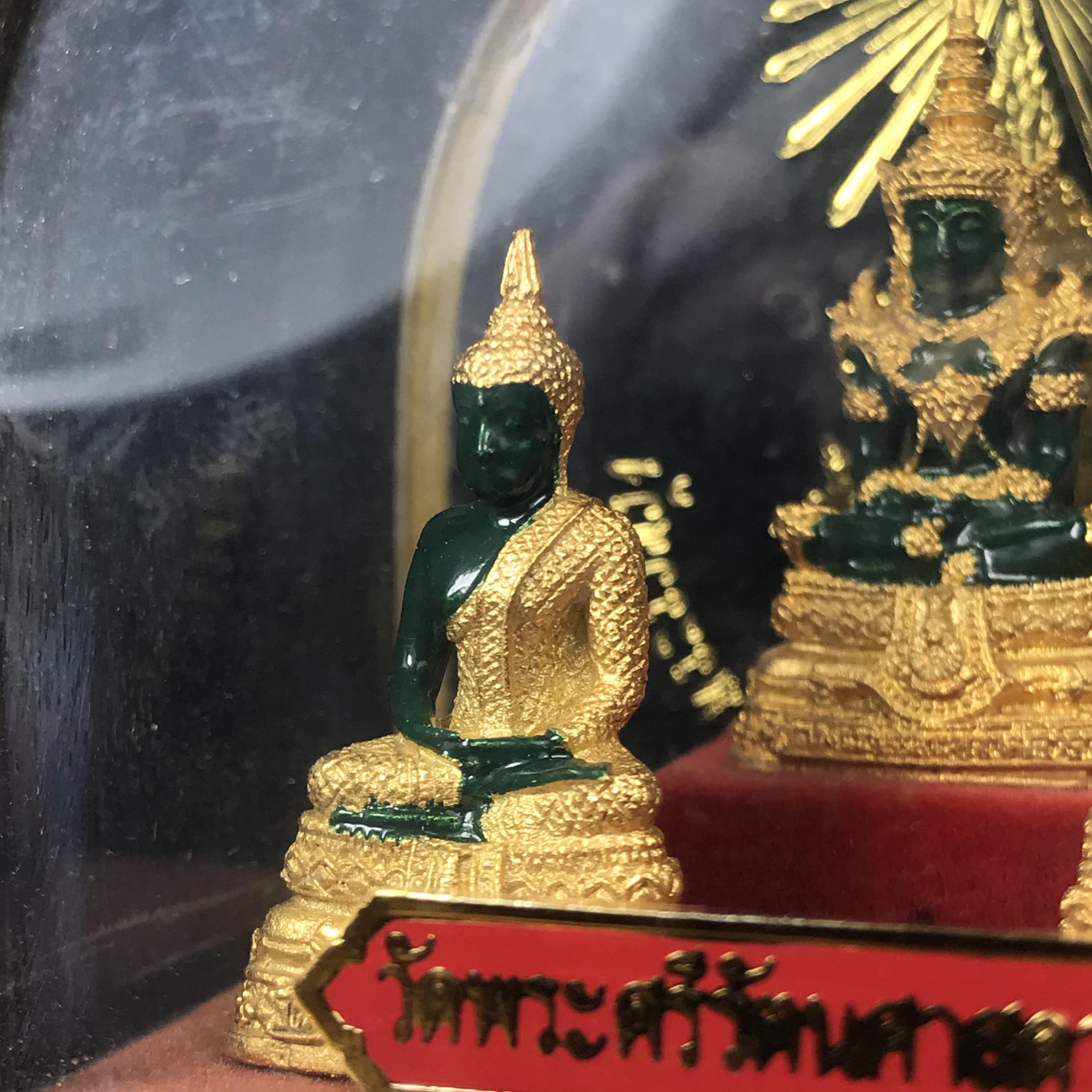 พระพุทธมหามณีรัตนปฏิมากร(พระแก้วมรกต) วัดพระศรีรัตนศาสดาราม สำนักพระราชวัง จัดสร้าง พิมพ์ทรงเครื่อง 3 ฤดู(ร้อน ฝน หนาว) หน้าตัก 1 นิ้วพร้อมครอบตู้เดิม(บรรจุมวลสารใต้ฐาน)