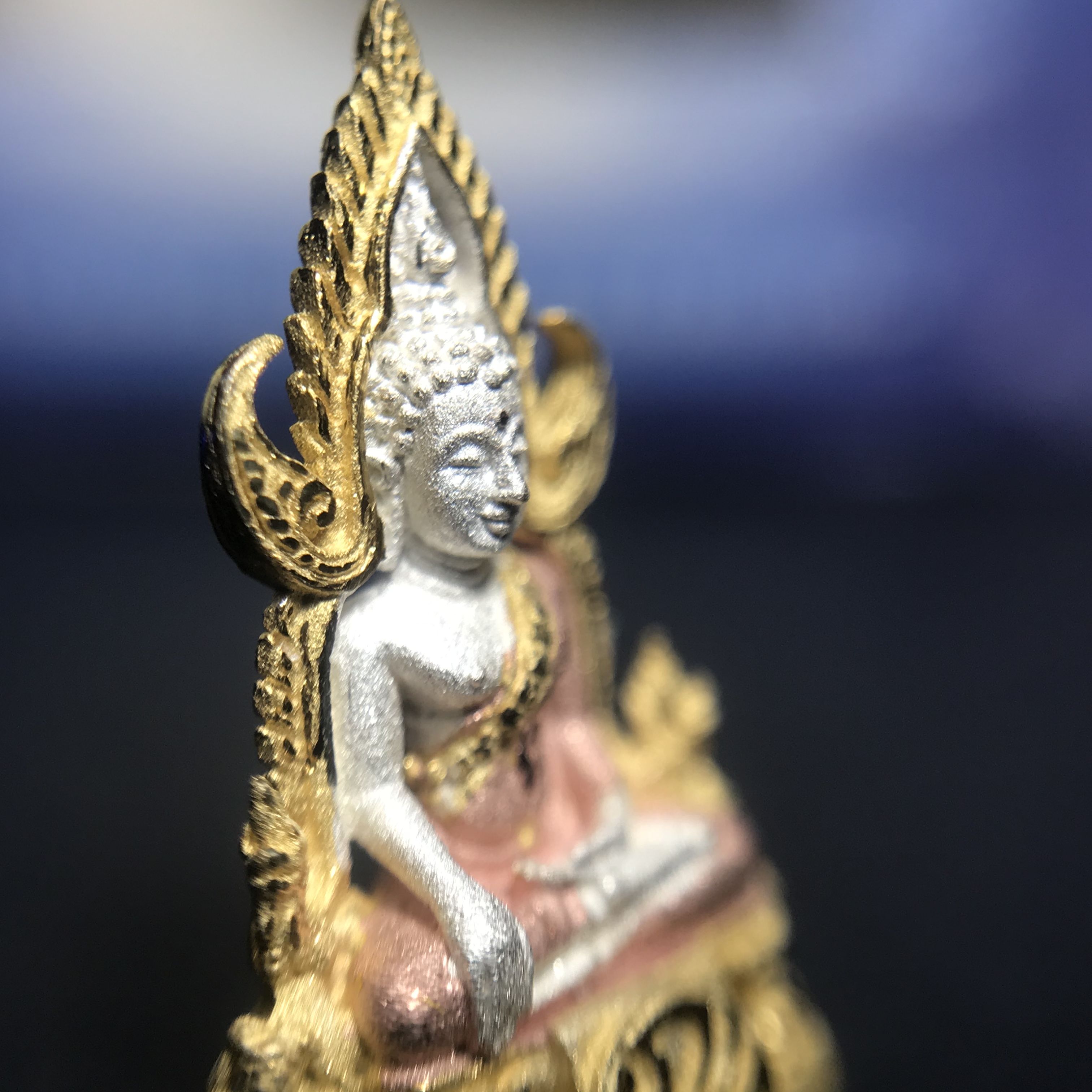 พระพุทธชินราช ภปร. โครงการ เพราะแผ่นดินนี้คือแผ่นดินเกิด เนื้อเงินชุบสามกษัตริย์ ปี2551 ขนาดหน้าตัก1/4นิ้ว (สวยงามหายาก)