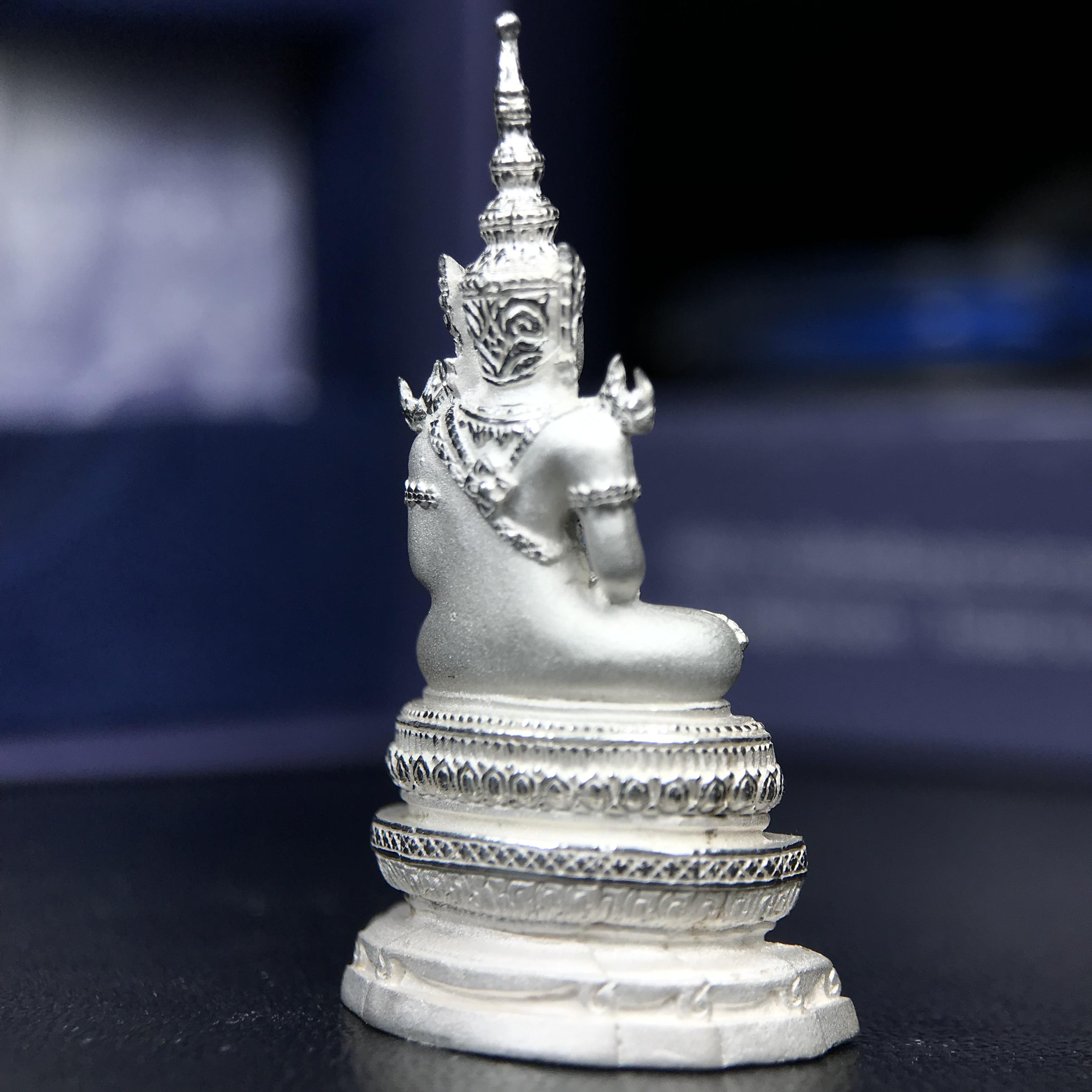 พระแก้วมรกต ภปร. ปี 2547 จัดสร้างโดยโรงพยาบาลภูมิพลอดุลยเดช เนื้อเงิน ลอยองค์ หน้าตัก 1/2 นิ้ว พิธีมหามังคาภิเษก ณ พระอุโบสถวัดพระศรีรัตนศาสดาราม(วัดพระแก้ว) งดงามทรงคุณค่าอีกหนึ่งรุ่นยอดนิยม หายาก(เลขสวยผมรวมได้เก้า หมายเลข ๑๐๘๙)(1ใน3000องค์)