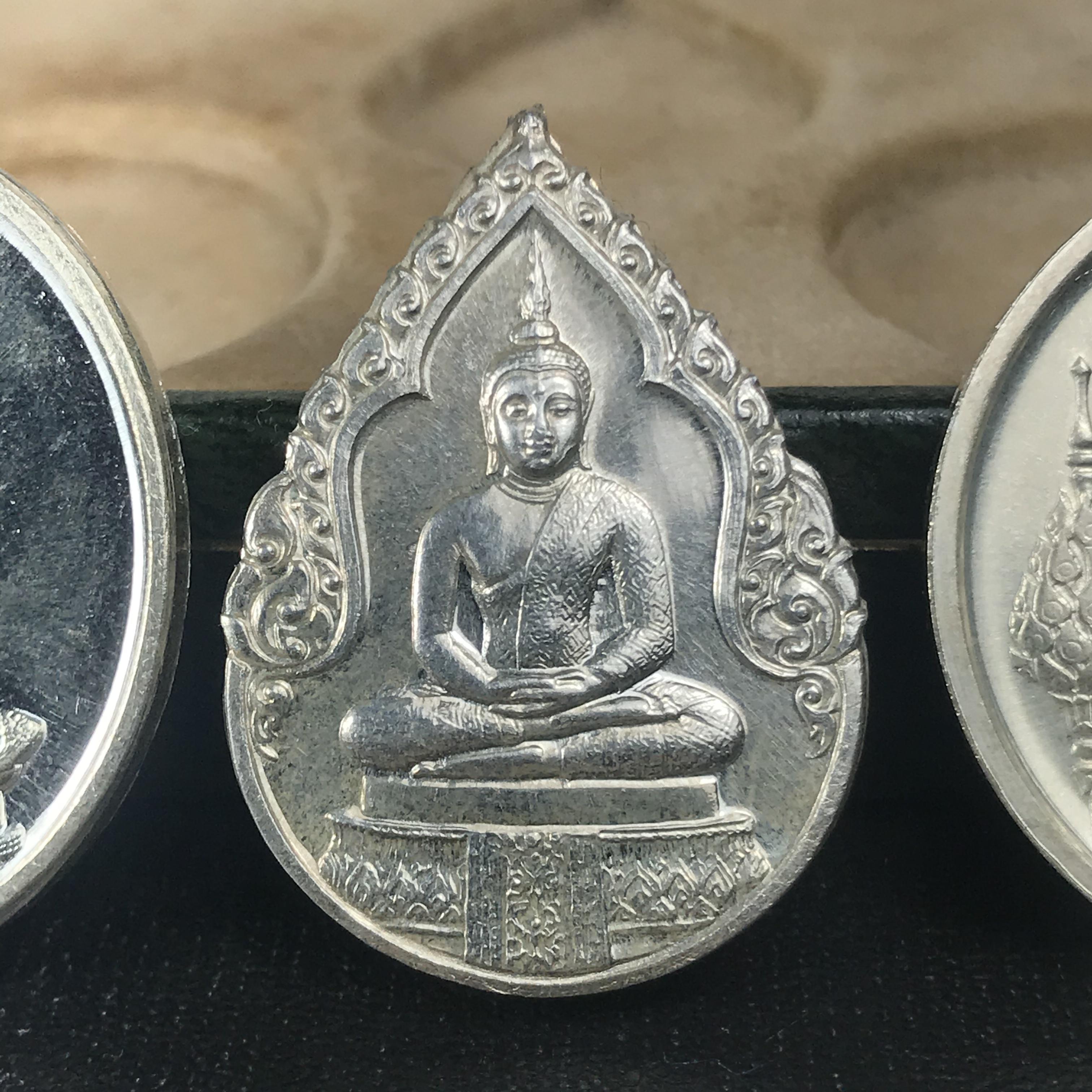 เหรียญพระแก้วมรกตหลัง ภปร ฉลองกรุงรัตนโกสินทร์ครบ 200 ปี พ.ศ.2525 เนื้อเงินกล่องบรรจุเดิมครบ3พิมพ์(บล็อกพระราชศรัธา)(ในหลวงรัชกาลที่9 เสด็จในพิธี)