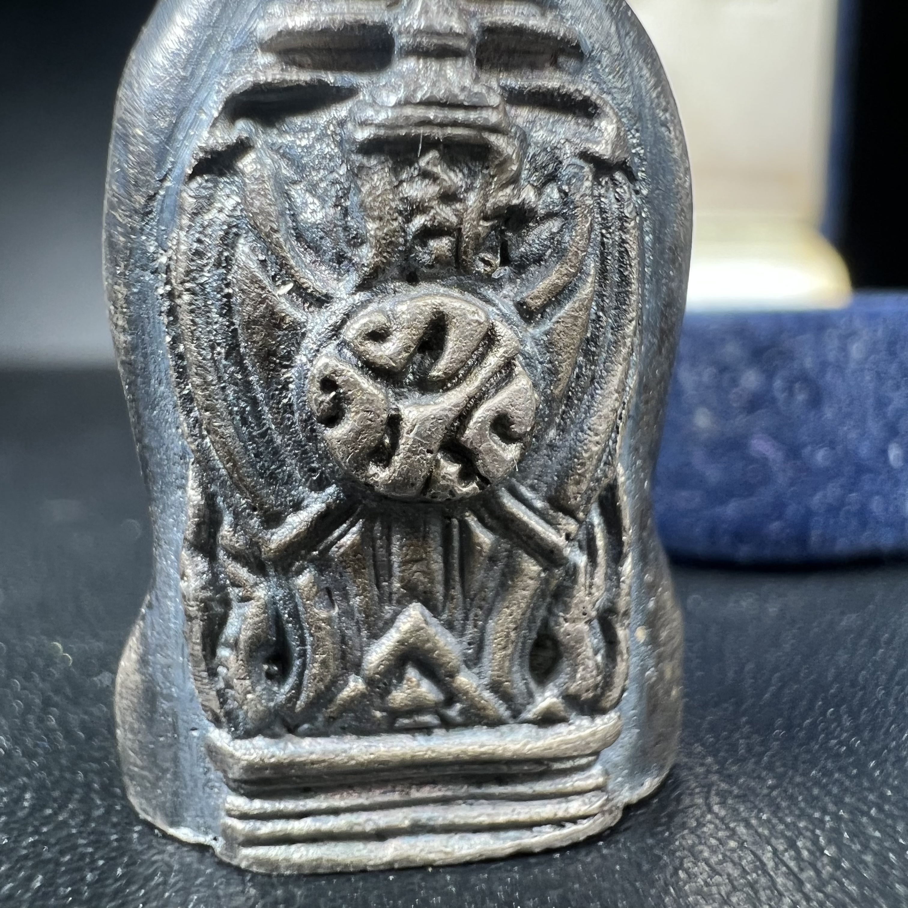 พระศาสดาใบเสมา ภปร. วัดบวรนิเวศวิหาร ปี2532 จัดสร้างในโอกาสสองทศวรรษรามาธิบดี เพื่อศูนย์การแพทย์สิริกิติ์ เนื้อเงิน(ผิวเดิมกลับดำสวยงามเข้มขลัง)พร้อมกล่องบรรจุเดิม