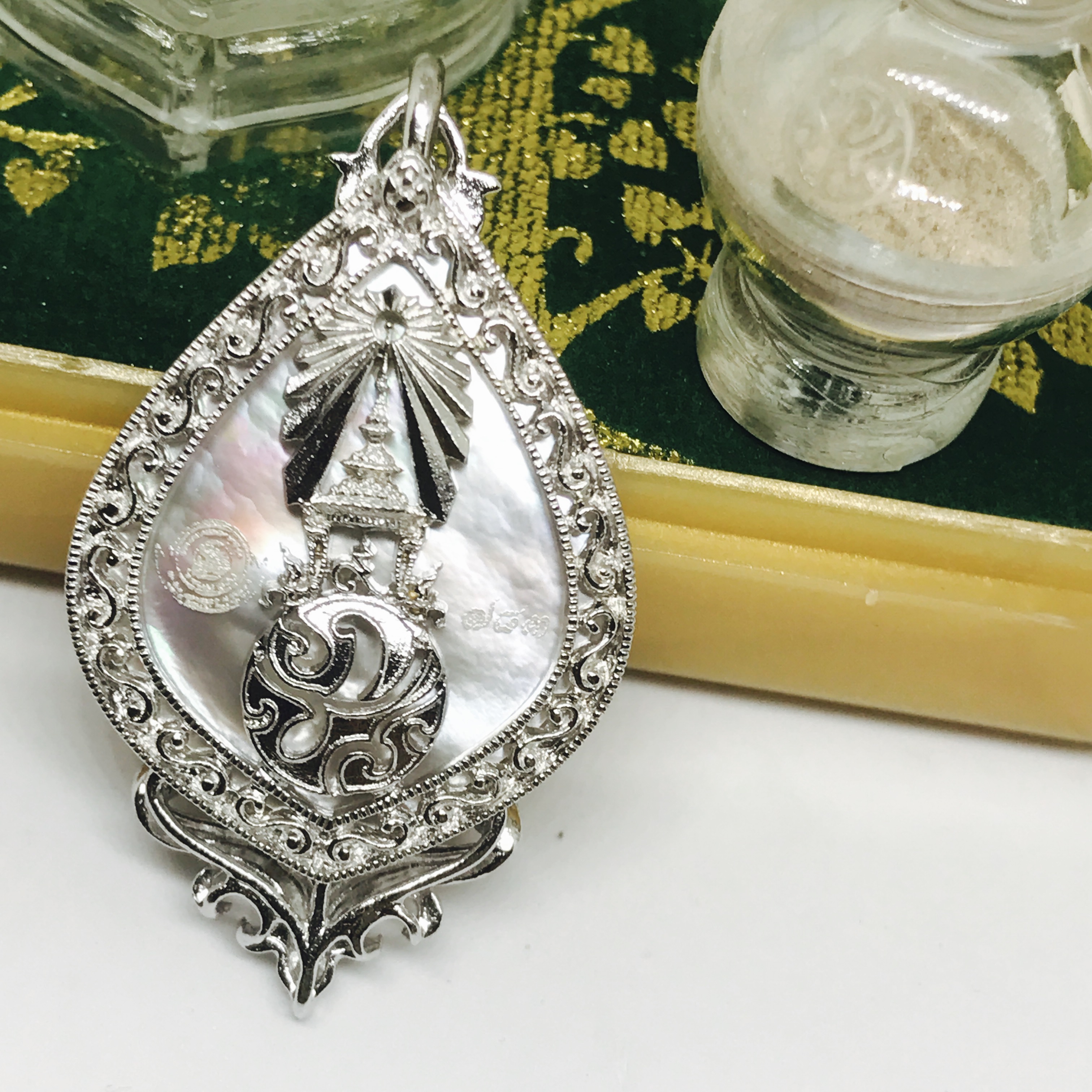 เหรียญพระพุทธชินราช(จำลอง) ภ.ป.ร. 84พรรษา ทรงหยดน้ำ เนื้อเงินชุบทองคำขาว