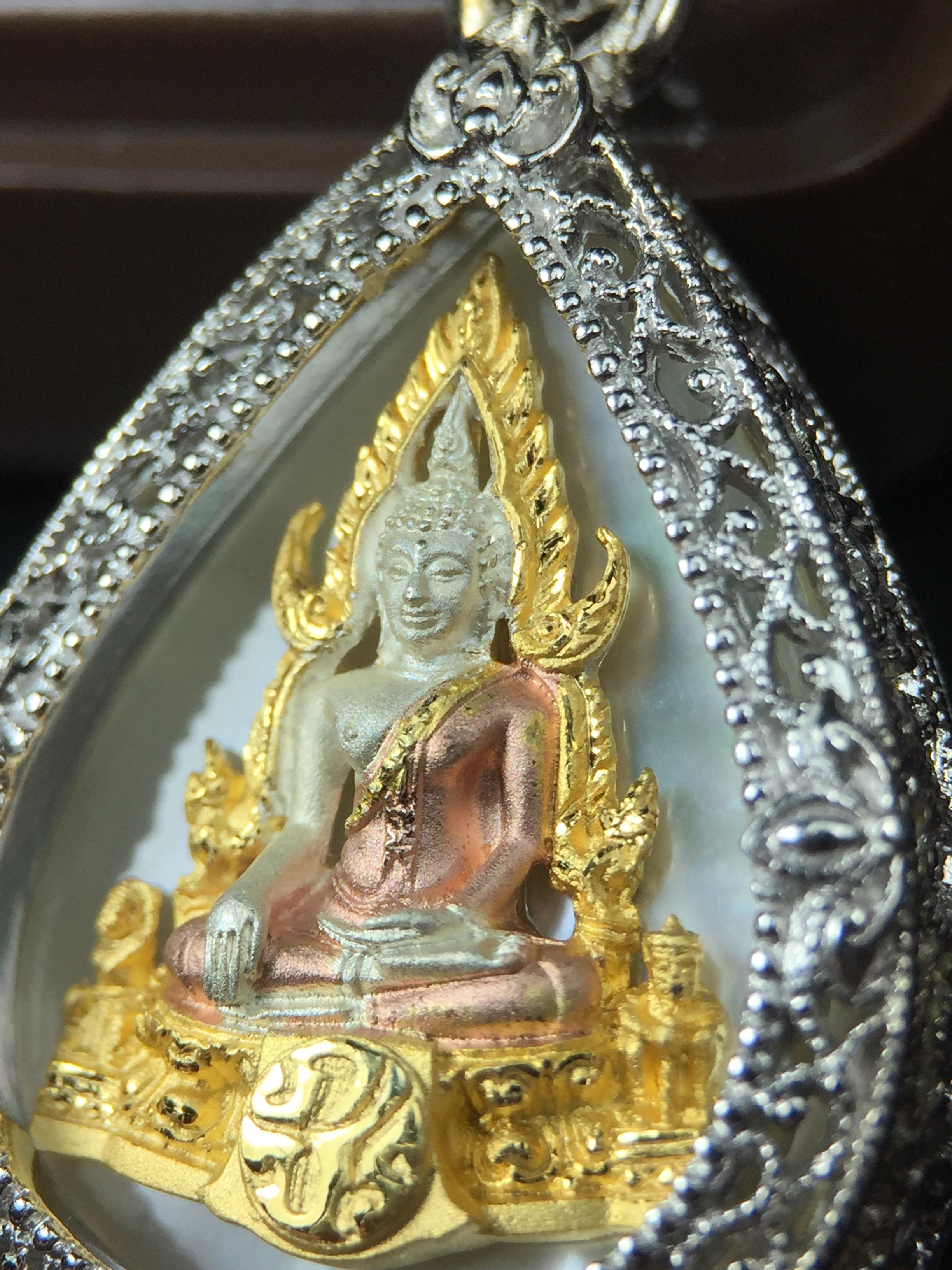 พระพุทธชินราช ภปร. โครงการ "เพราะแผ่นดินนี้ คือ แผ่นดินเกิด" ปี2548(รุ่นแรก) เหรียญทรงหยดน้ำ ขนาด 21 x 31 มม. เนื้อเงินสามกษัตริย์ องค์พระชุบสามกษัตริย์ ล้อมด้วยกรอบเงินชุบทองคำขาวสลักเสลาเป็นลวดลายละเอียดอ่อน ส่วนพื้นองค์พระเป็นเปลือกหอยมุข