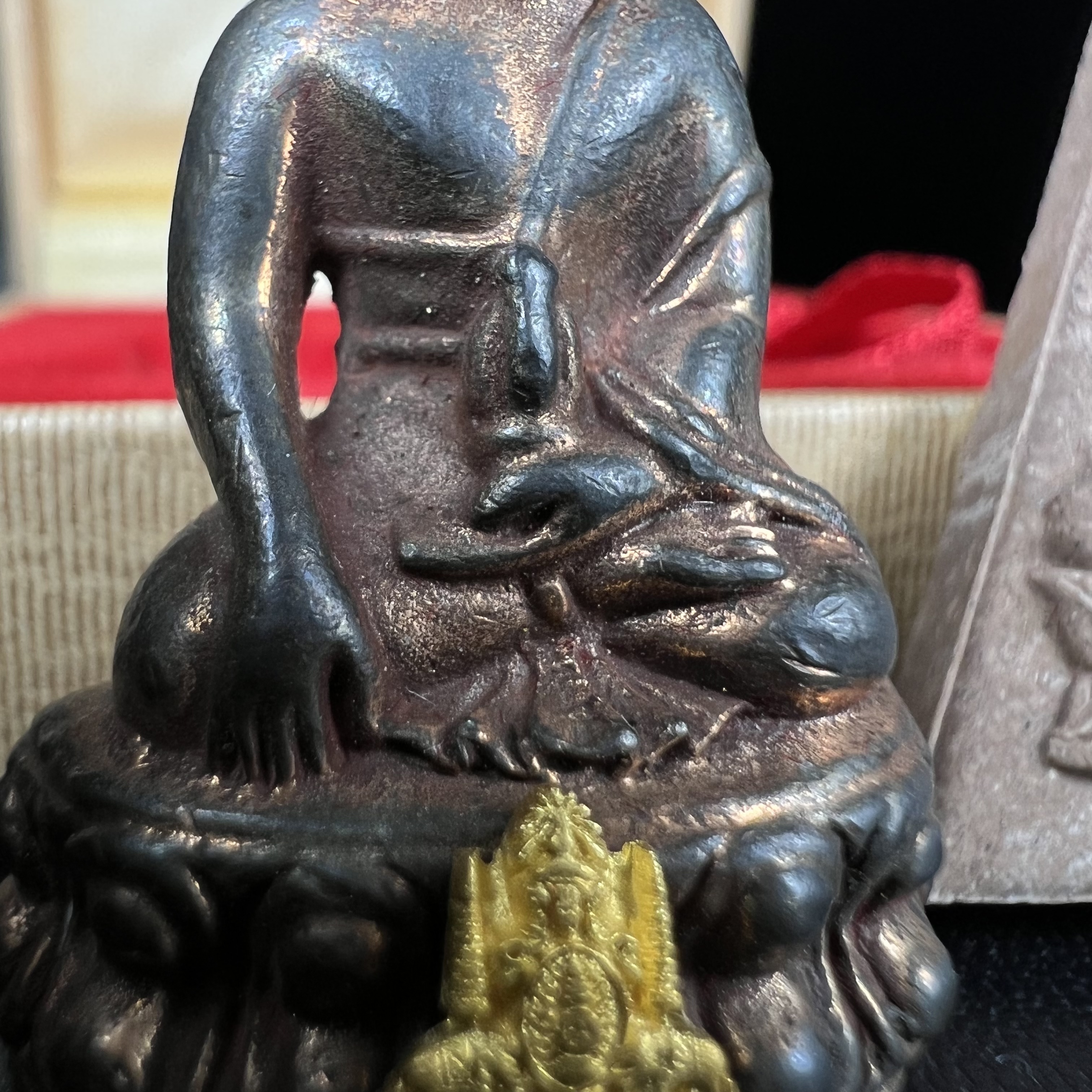 พระกริ่งเจริญโภคทรัพย์ พระพิมพ์จิตรลดา ที่ระลึกโครงการหลวง ปี 2539 ฉลองครองราชสมบัติครบ 50 ปี รัชกาลที่ 9 ตรากาญจนาภิเษกทองคำ(เนื้อทองคำแท้)(ชุดกรรมการหายาก)(1ใน1999ชุด)