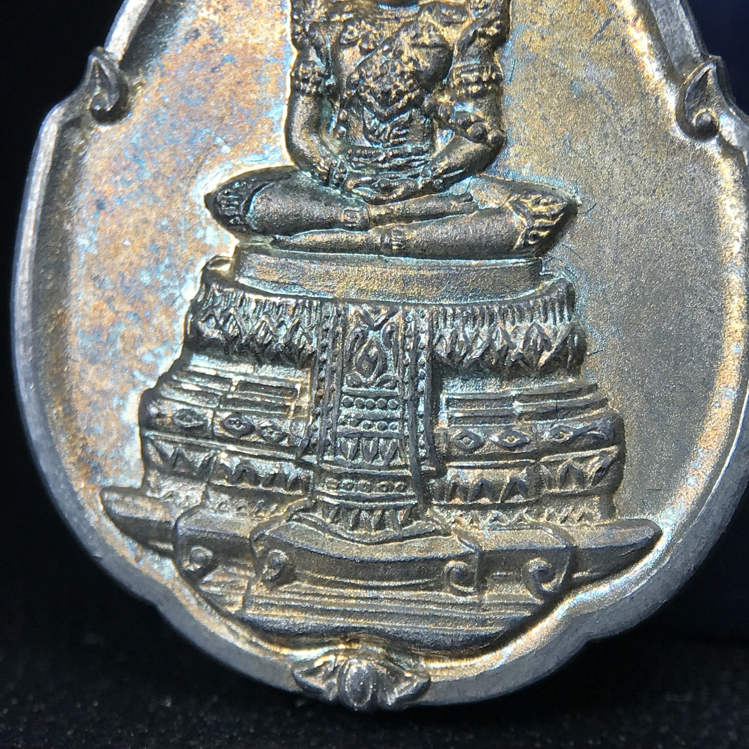 เหรียญพระแก้วมรกต ที่ระลึกในพิธีเททองการจัดสร้างพระแก้วมรกตกรมสรรพสามิต พ.ศ.2539 และในวโรกาสที่พระบาทสมเด็จพระเจ้าอยู่หัวทรงครองราชย์ครบ 50 ปี เนื้อเงิน ทรงหยดน้ำ(พิมพ์มีหูห่วง)(สภาพผิวเดิมขึ้นรุ้งสวยมาก)(พิธีใหญ่)**เนื้อเงินรุ่นนี้พบเจอน้อยมาก**