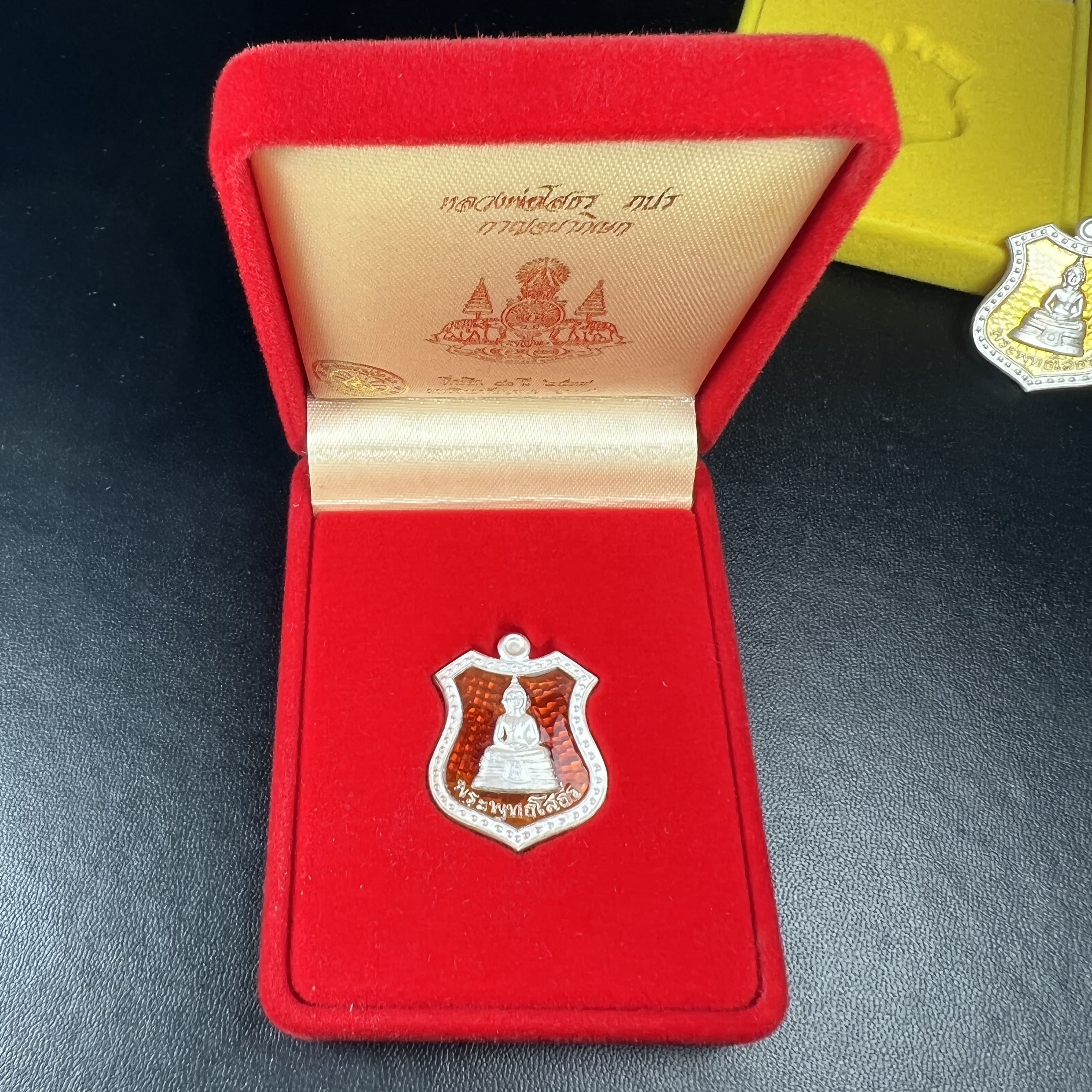 เหรียญหลวงพ่อโสธร ภปร. รุ่นกาญจนาภิเษก จัดสร้างในมงคลวโรกาสที่พระบาทสมเด็จพระเจ้าอยู่หัวรัชกาลที่9 เสด็จเถลิงถวัลย์สิริราชสมบัติ ครบ 50 ปี ในพุทธศักราช 2539 เนื้อเงินลงยา(สีแดง สีเหลือง สีน้ำเงิน สีเขียว)ครบชุดรวม 4 เหรียญ(พิธีใหญ่เข้มขลัง)1 ใน 9950 ชุด