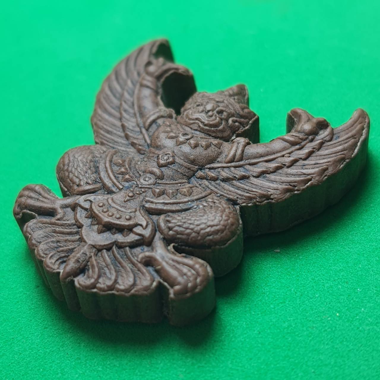 พระเครื่อง พญาครุฑห้อยคอ เลี่ยมกรอบ รุ่น รุ่งเรือง อำนาจ บารมี สีน้ำตาล ครุฑ จี้พญาครุฑ ครุฑบูชา