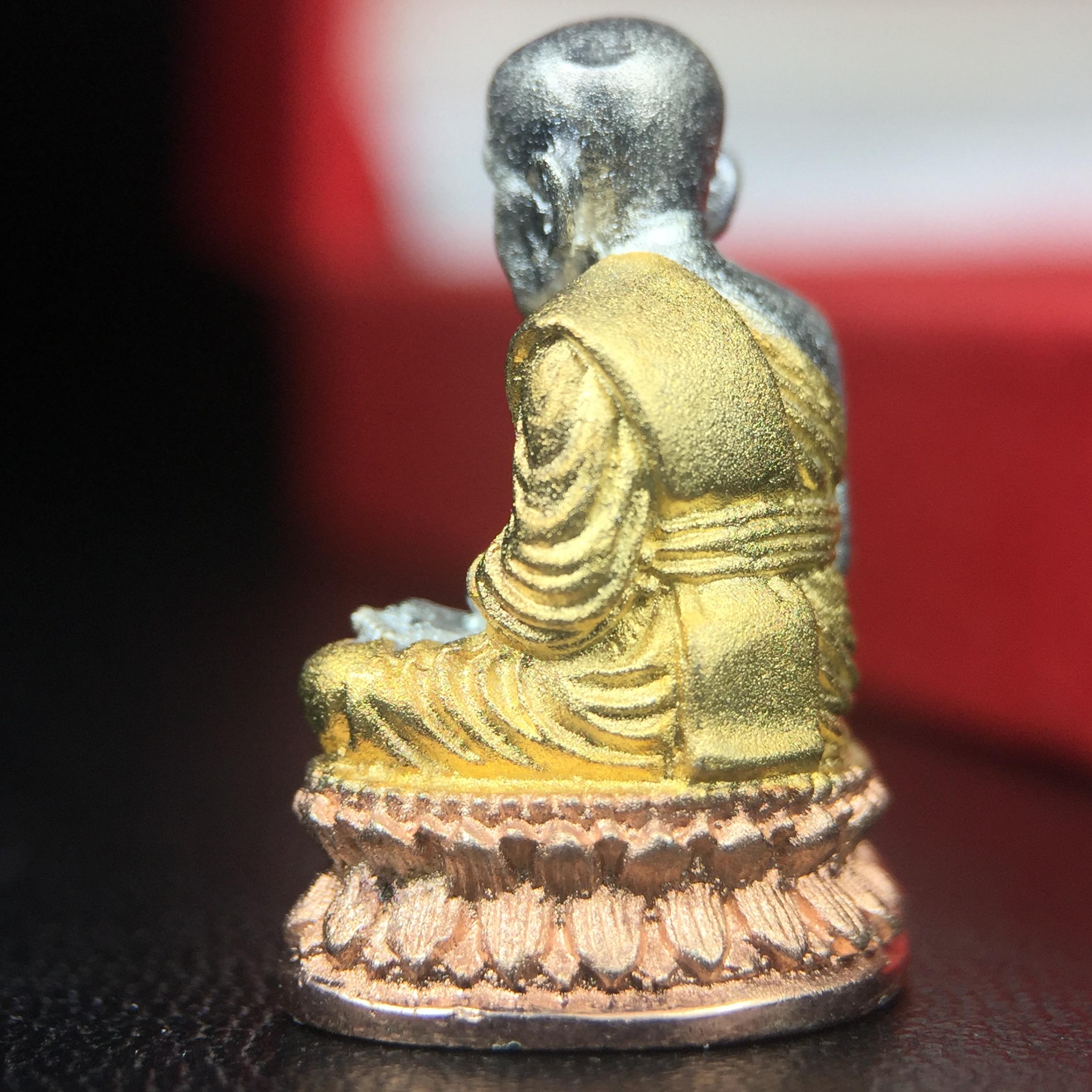 สมเด็จหลวงปู่ทวด วัดช้างให้ รุ่น เฉลิมพระเกียรติ ตราสัญลักษณ์ มวก. พิมพ์ลอยองค์เนื้อเงิน-สามกษัตริย์ ปี 2544 พิธีพุทธาภิเษกใหญ่ ณ อุโบสถวัดช้างให้และอุโบสถวัดพระศรีรัตนศาสดาราม ( วัดพระแก้ว )โดยนิมนต์เกจิชื่อดังสายใต้ทั้งหมดจำนวน 108 รูป