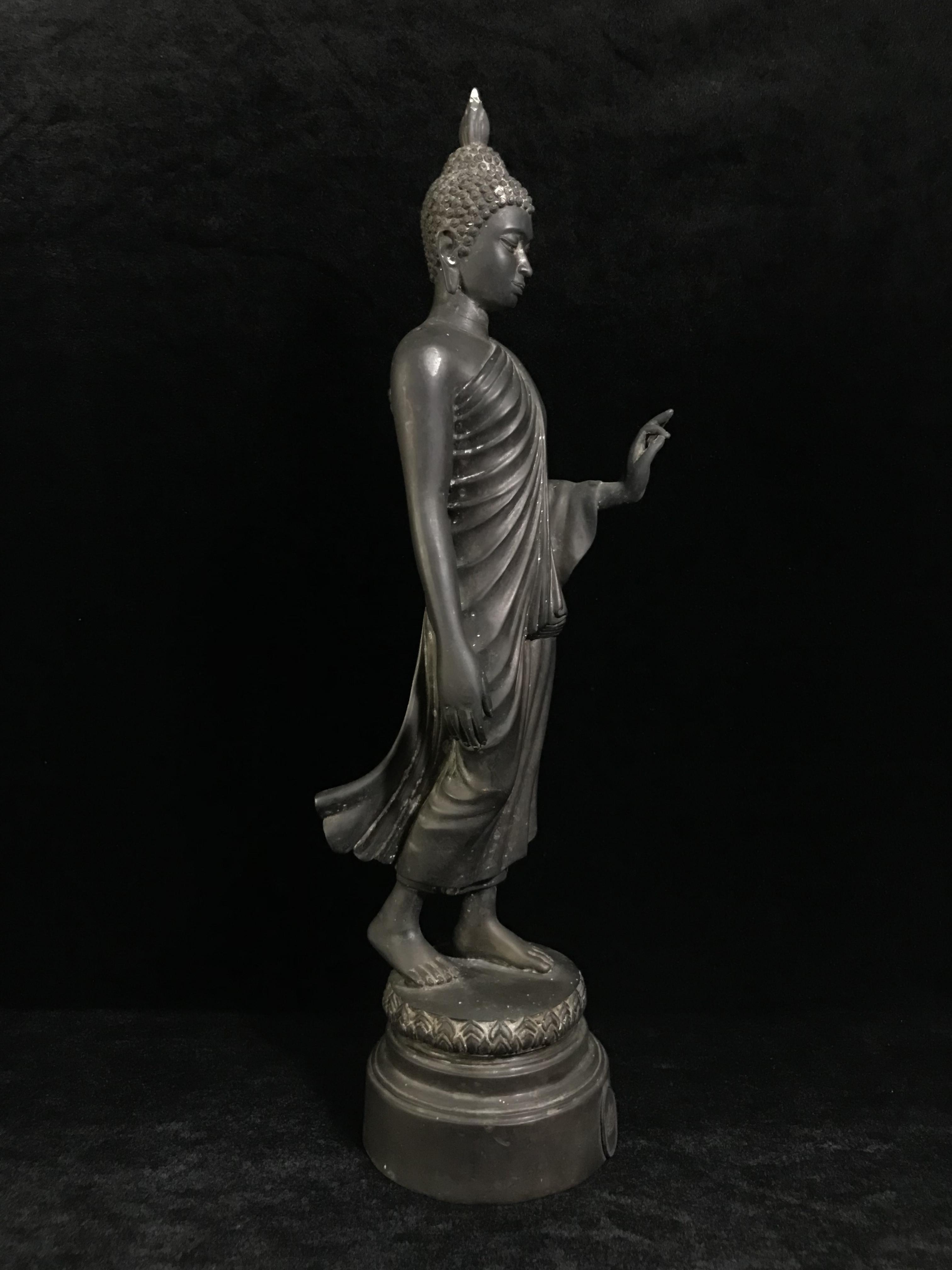 พระบูชา 25พุทธศตวรรษ พระศรีศากยะทศพลญาณ ประธานพุทธมณฑลสุทรรศน์ ปี 2531 ตราสัญลักษณ์พระราชพิธีรัชมังคลาภิเษก ปี 2531 หมายเลข (๑๕)๕๘๓ ขนาดความสูง 15 นิ้ว รวมฐานสูง 18 นิ้ว(นิยมหายาก)