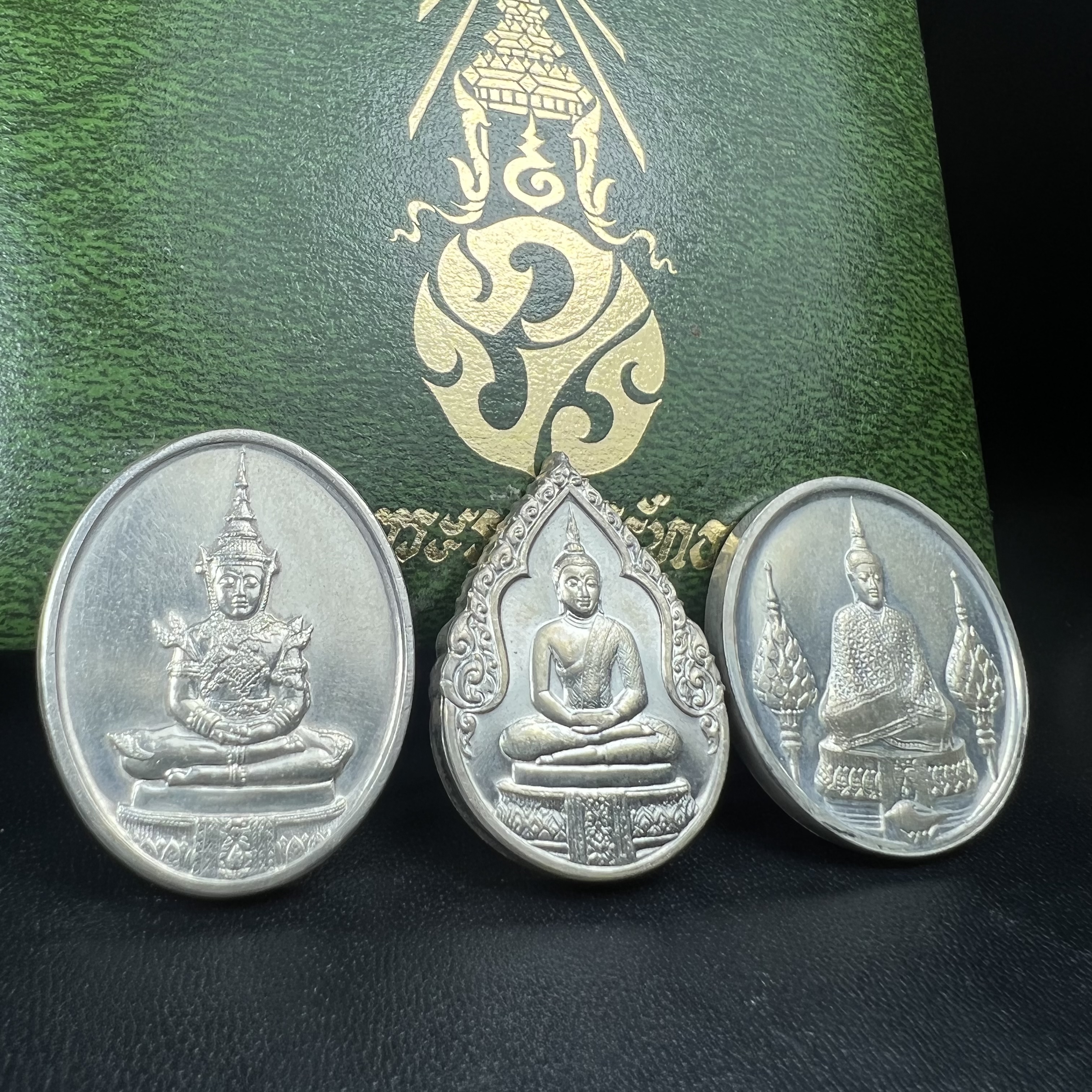 เหรียญพระแก้วมรกตหลัง ภปร ฉลองกรุงรัตนโกสินทร์ครบ 200 ปี พ.ศ.2525 เนื้อเงินกล่องบรรจุเดิมครบ3พิมพ์(บล็อกพระราชศรัธา)(ในหลวงรัชกาลที่9 เสด็จในพิธี)