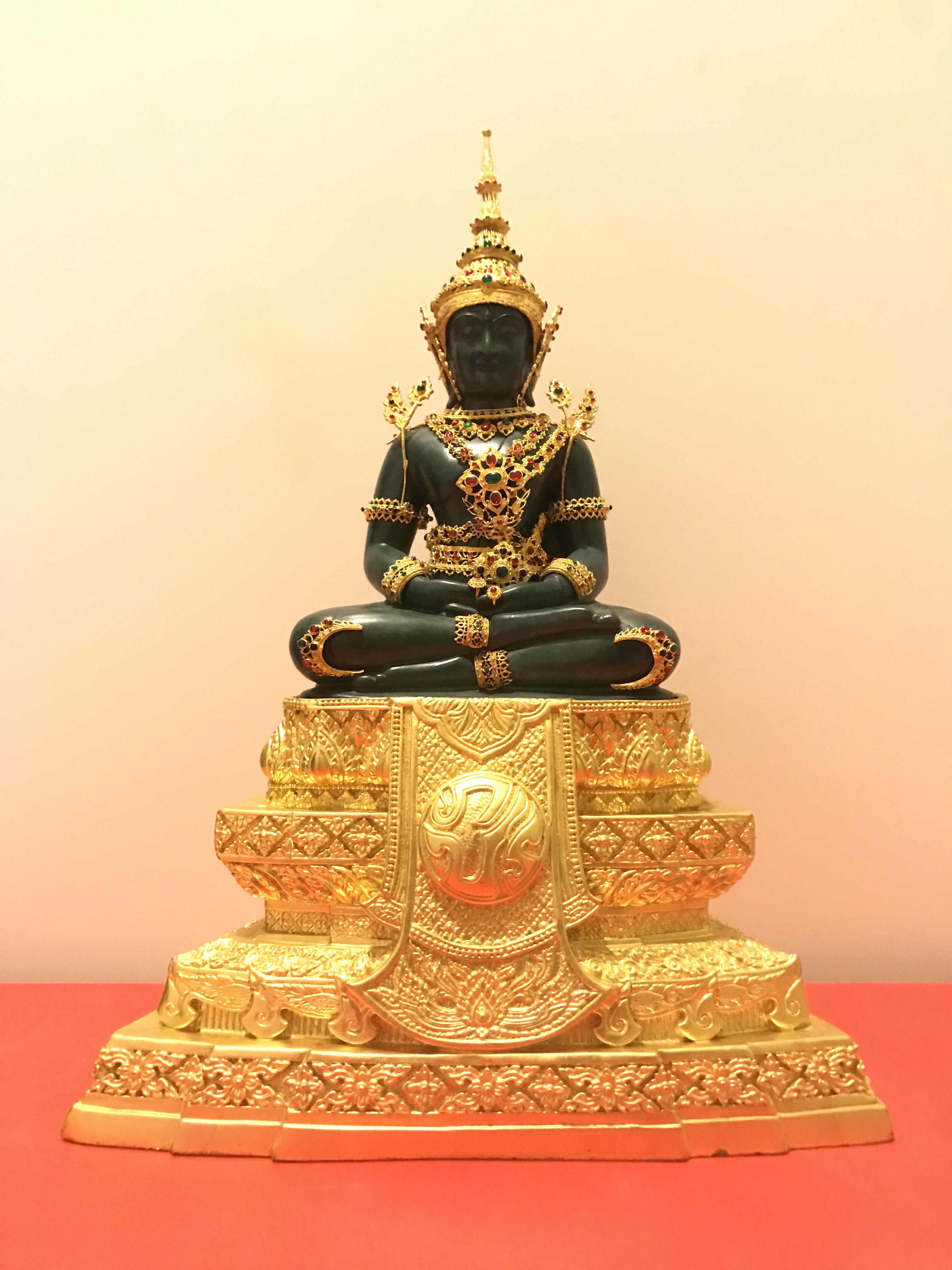 พระพุทธมหามณีรัตนปฏิมากร จำลอง (พระแก้วมรกต) ขนาดบูชาหน้าตัก 5 นิ้ว ตราสัญลักษณ์ ภ.ป.ร. รุ่นแรก ปี2547 เนื้อนวโลหะเคลือบสีเขียว(เครื่องทรงนวโลหะชุบทองไมครอน)