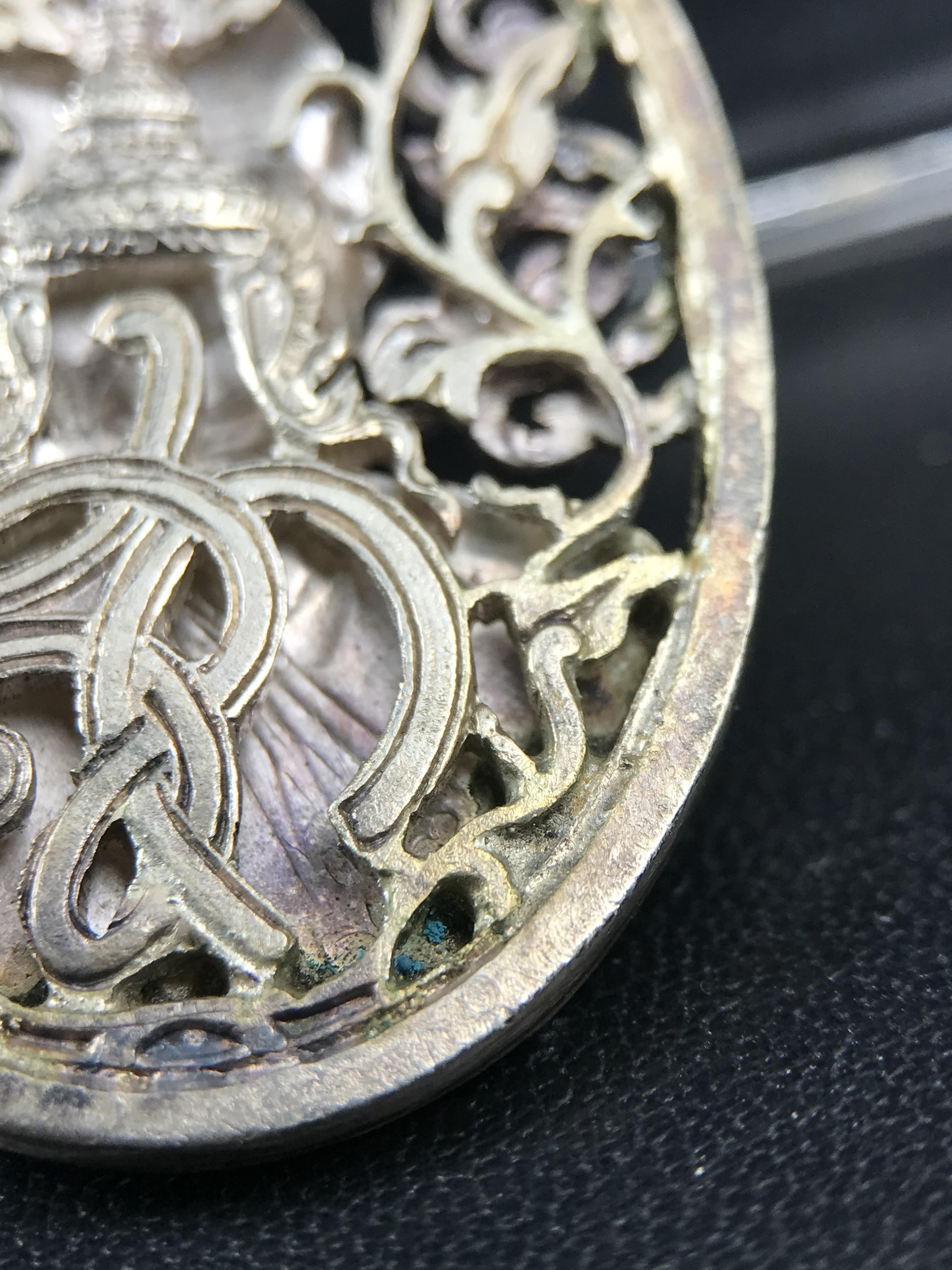 เหรียญหลวงพ่อคูณ ปริสุทโธ วัดบ้านไร่ รุ่น สก. ปี 2536 พิมพ์ลายฉลุ เนื้อเงิน(สวย งดงาม หายาก) งานมหามงคลเฉลิมพระชนมพรรษา 5 รอบ สมเด็จพระบรมราชินีนาถ จัดสร้างโดย กองพลทหารราบที่๒ ทหารเสือราชินี รักษาพระองค์ (พิธีใหญ่ ประวัติชัดเจน อีกหนึ่งรุ่นยอดนิยม)