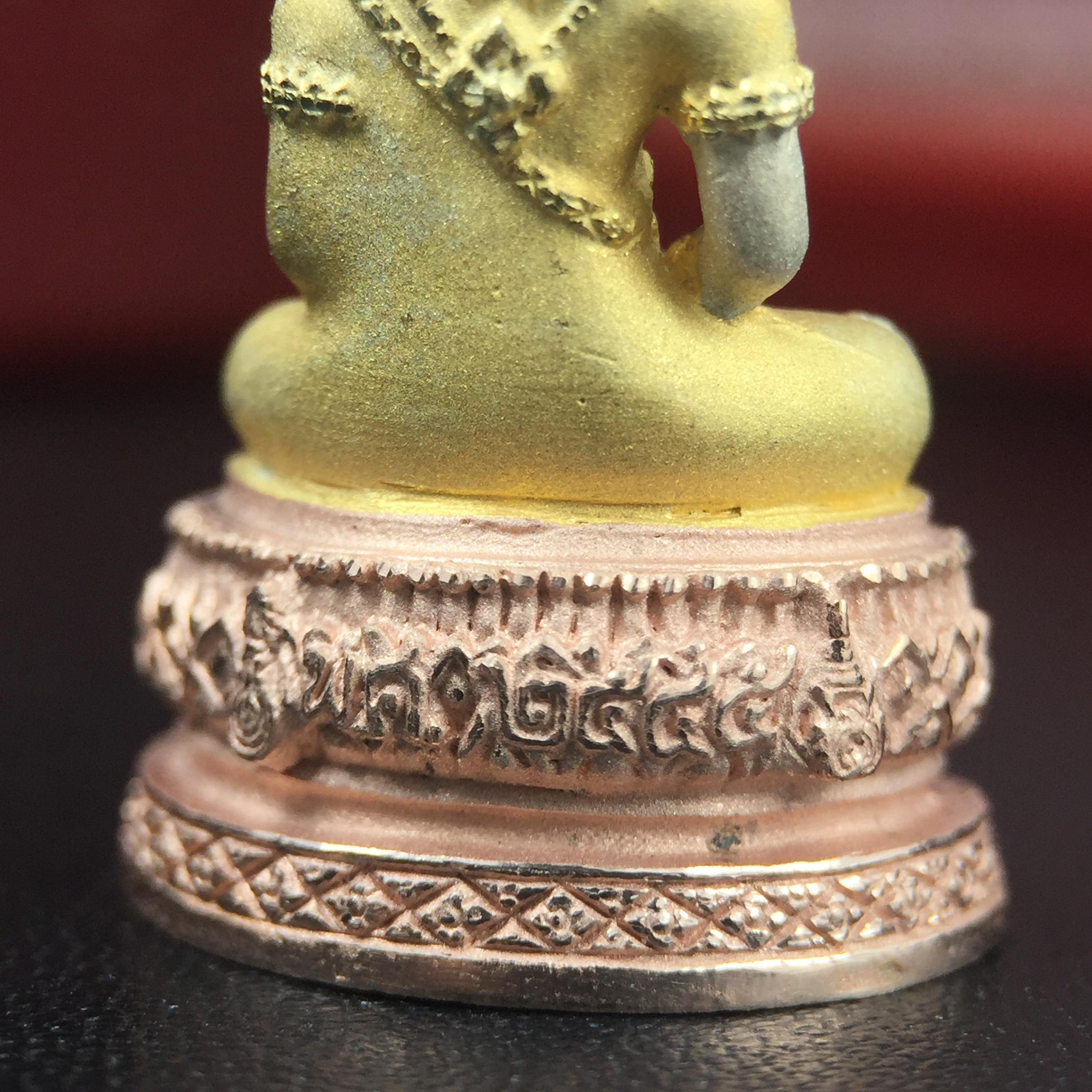 พระแก้วมรกต ภปร.(รุ่นแรก) ปี2545 รุ่นฉลองกรุงรัตนโกสินทร์ครบ 220 ปี พิมพ์ลอยองค์ใหญ่ เนื้อเงินบริสุทธิ์ 92.5% (สามกษัตริย์) ขนาด 19*35 มม. พร้อมกล่องบรรจุเดิม สวยครบสมบูรณ์