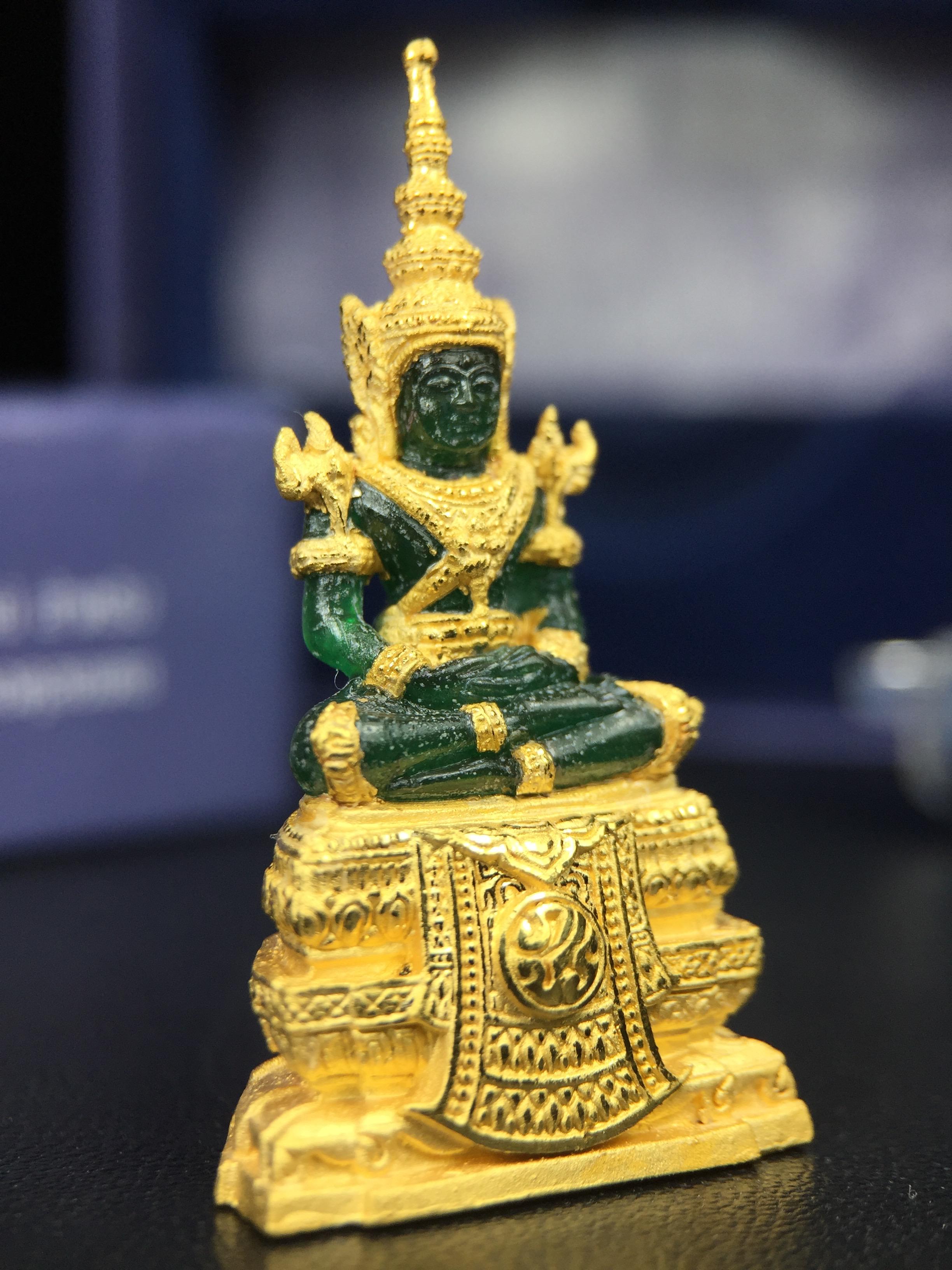 พระแก้วมรกต ภปร. จัดสร้างโดย รพ.ภูมิพลฯ ปี2547 ลอยองค์ขนาดหน้าตัก 1/2 นิ้ว เนื้อเรซิ่นหุ้มทองคำ99.99 งดงามทรงคุณค่าอีกหนึ่งรุ่นยอดนิยม หายาก