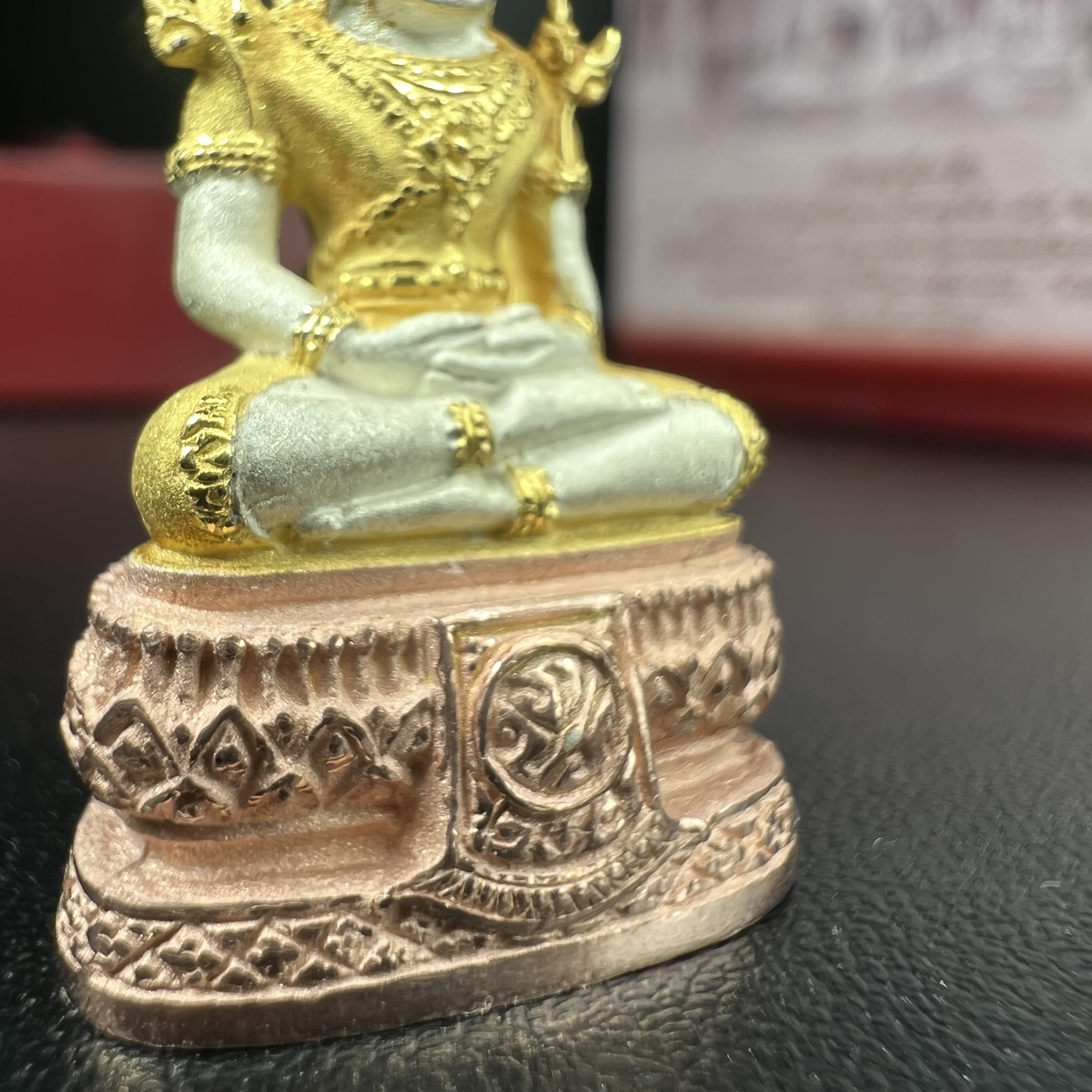 พระแก้วมรกต ภปร.(รุ่นแรก) ปี2545 รุ่นฉลองกรุงรัตนโกสินทร์ครบ 220 ปี พิมพ์ลอยองค์ใหญ่ เนื้อเงินบริสุทธิ์ 92.5% (สามกษัตริย์) ขนาด 19*35 มม. พร้อมกล่องบรรจุดิม สวยครบสมบูรณ์