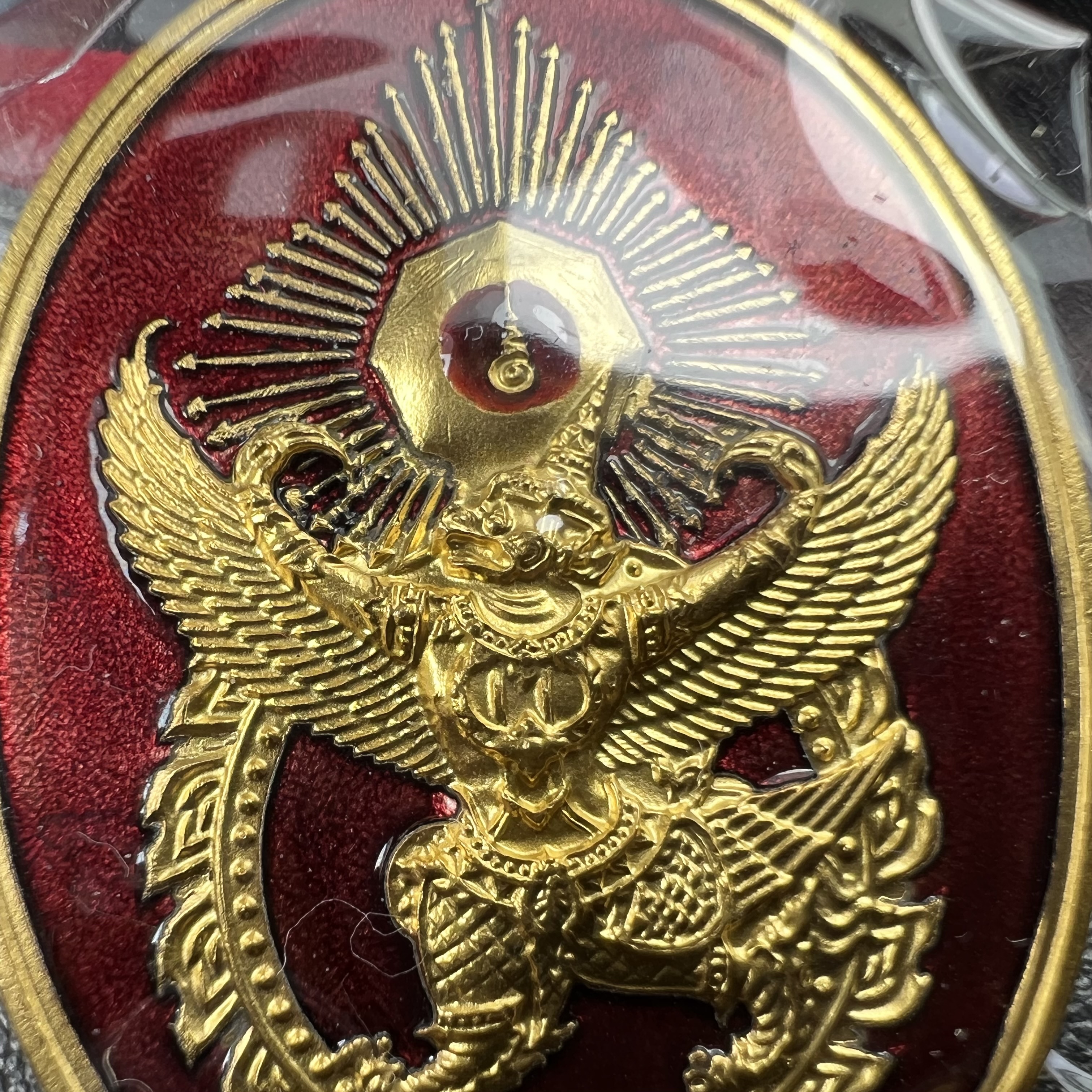 เหรียญครุฑดวงตรามหาเดช หลังยันต์มงกุฏพระเจ้า วัดตรีทศเทพวรวิหาร ปี2553 เนื้อกะไหล่ทองลงยาแดง(สภาพสวยซีนซองเดิมกล่องบรรจุเดิม)ดวงตราแห่งชัยชนะ ความสำเร็จ เจริญรุ่งเรือง แก้อาถรรพ์ ต่างๆ