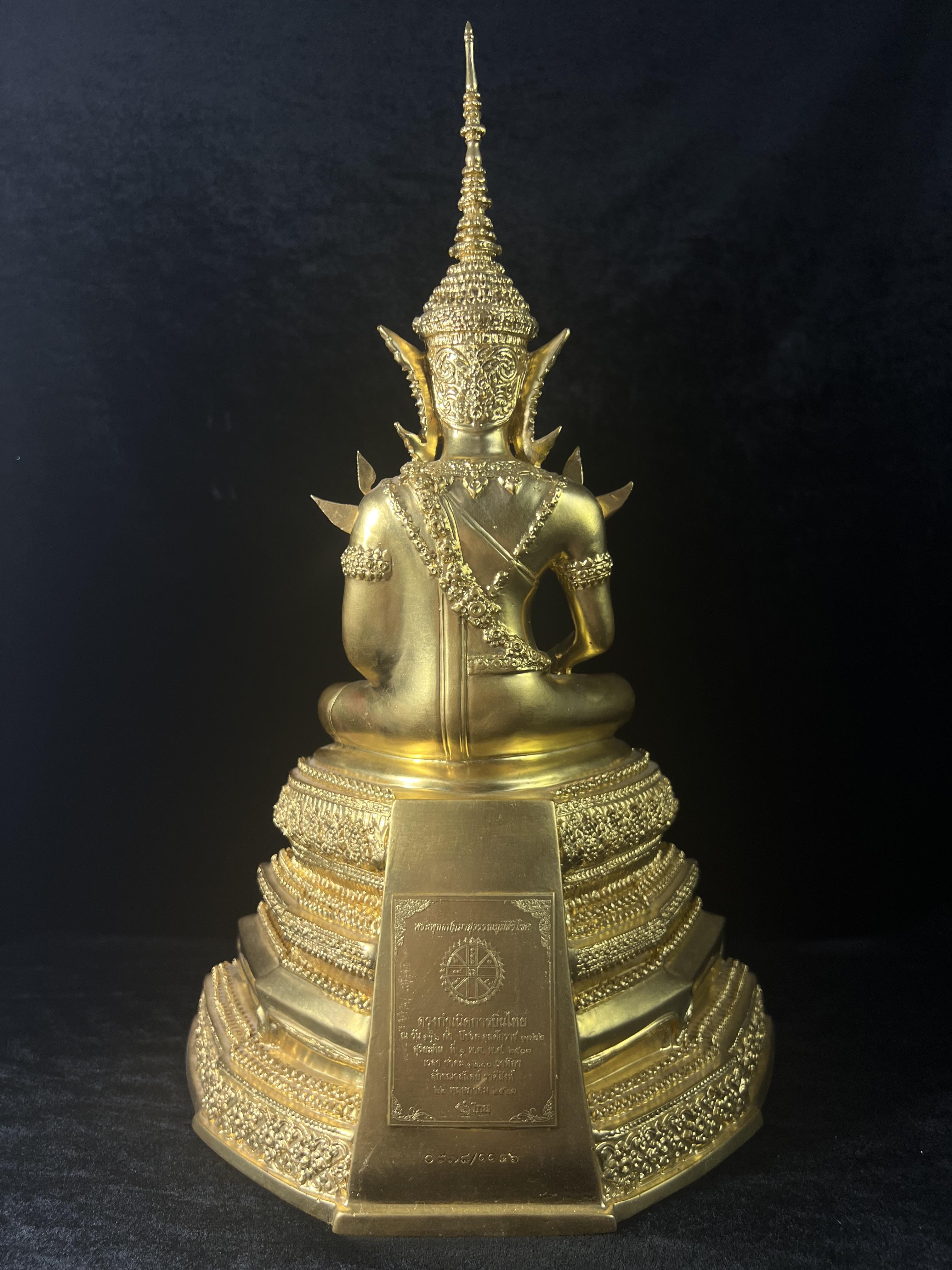 พระพุทธปฏิมาสุวรรณภูมิสิริโชค ภปร. การบินไทยจัดสร้างขึ้น เนื่องในวโรกาสมหามงคลเฉลิมพระชนมพรรษาของพระบาทสมเด็จพระเจ้าอยู่หัวรัชกาลที่ 9 ครบ 80 พรรษา ขนาดหน้าตัก 5 นิ้ว สูง 16 นิ้ว ปิดทองสวิส 99.9 เปอร์เซนต์ (พิธีใหญ่ พุทธศิลป์งดงาม หายาก)องค์หมายเลข ๙๗๘