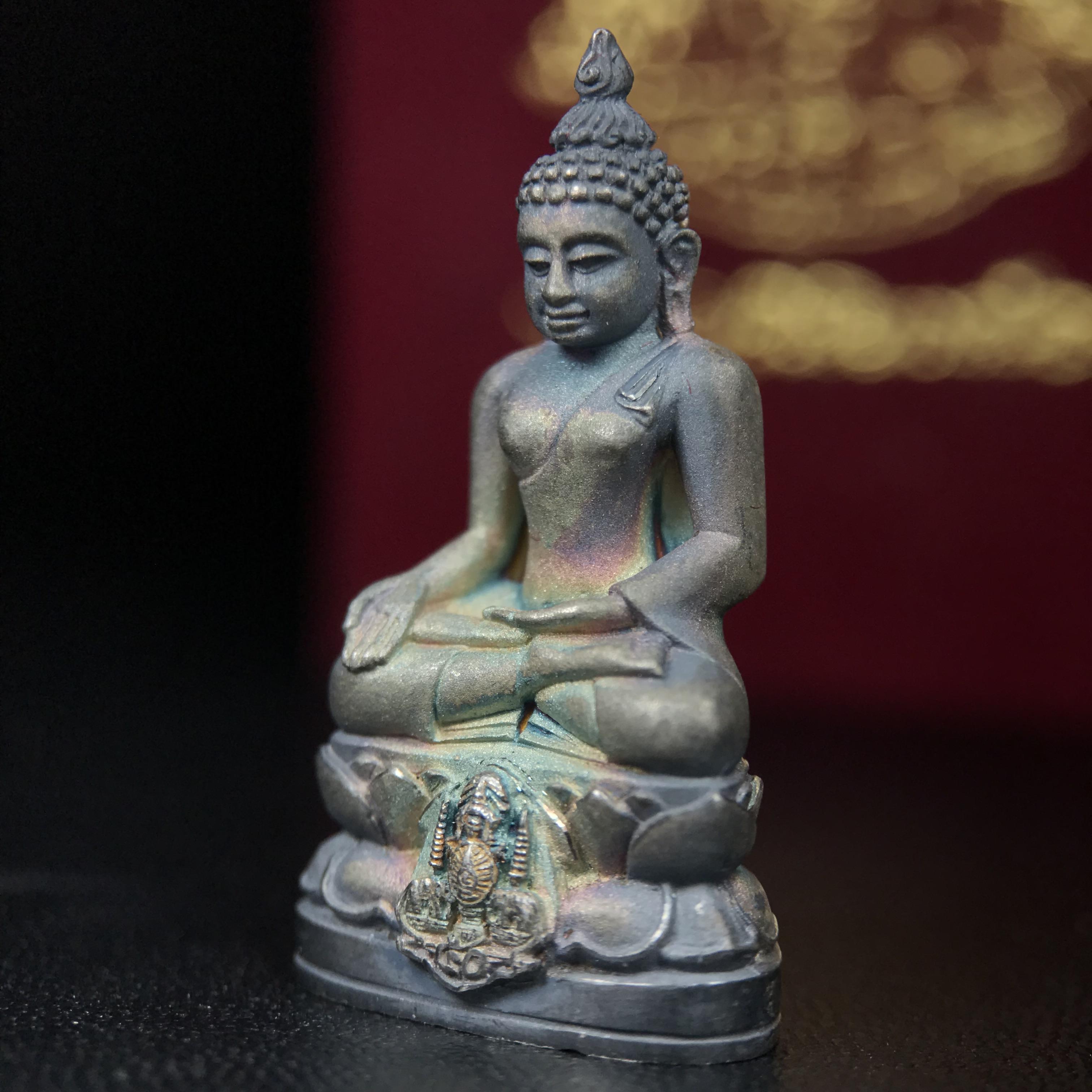 พระกริ่งไพรีพินาศ ตรากาญจนาภิเษก วัดบวรนิเวศวิหาร ที่ระลึกในหลวงรัชกาลที่9 ครองสิริราชสมบัติครบ 50ปี เนื้อเงิน(สภาพผิวเดิมขึ้นสีรุ้งธรรมชาติสวยแบบนิยม)(เสน่ห์พระเนื้อเงินสีสันที่ธรรมชาติสรรค์สร้าง)เข้มขลังทรงอานุภาพยิ่งใหญ่ กำราบศัตรูพ่ายสิ้น พระไพรีพินาศ