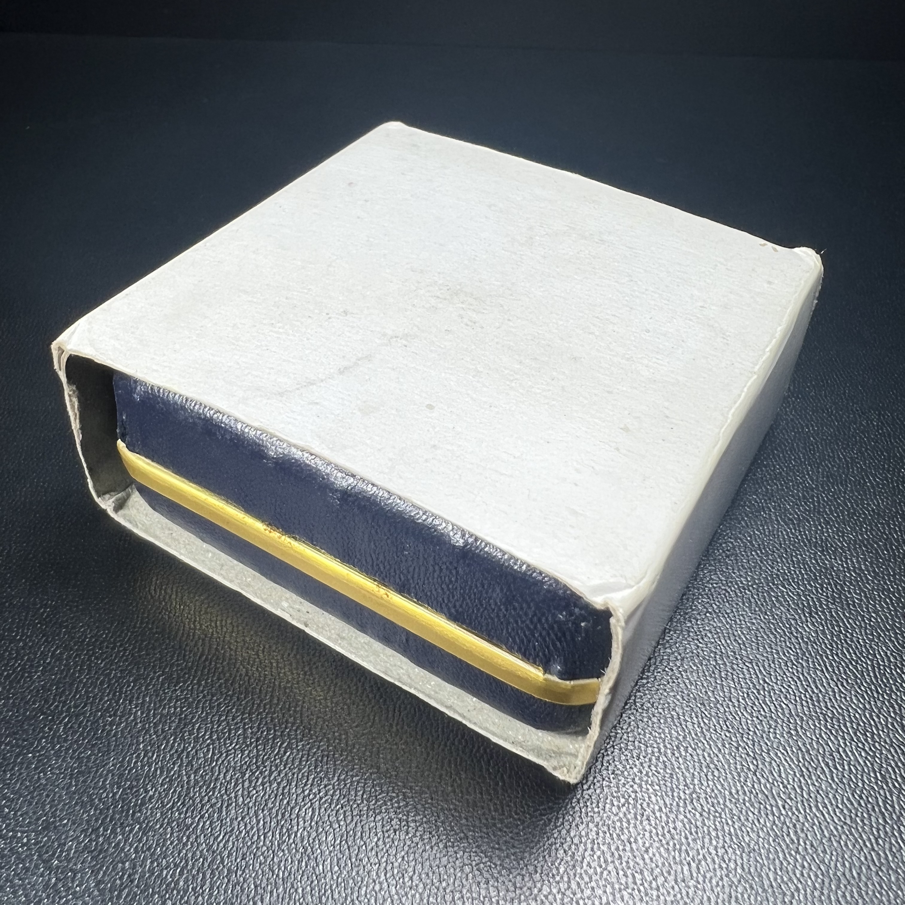 เหรียญสมเด็จพระญาณสังวร สมเด็จพระสังฆราช วัดบวรนิเวศวิหาร รุ่นเฉลิมพระเกียรติ ปี2539 เนื้อเงินลงยา(ผิวเดิมรุ้งๆสภาพสวยสมบูรณ์ กล่องบรรจุเดิมครบ)หมายเลข 649