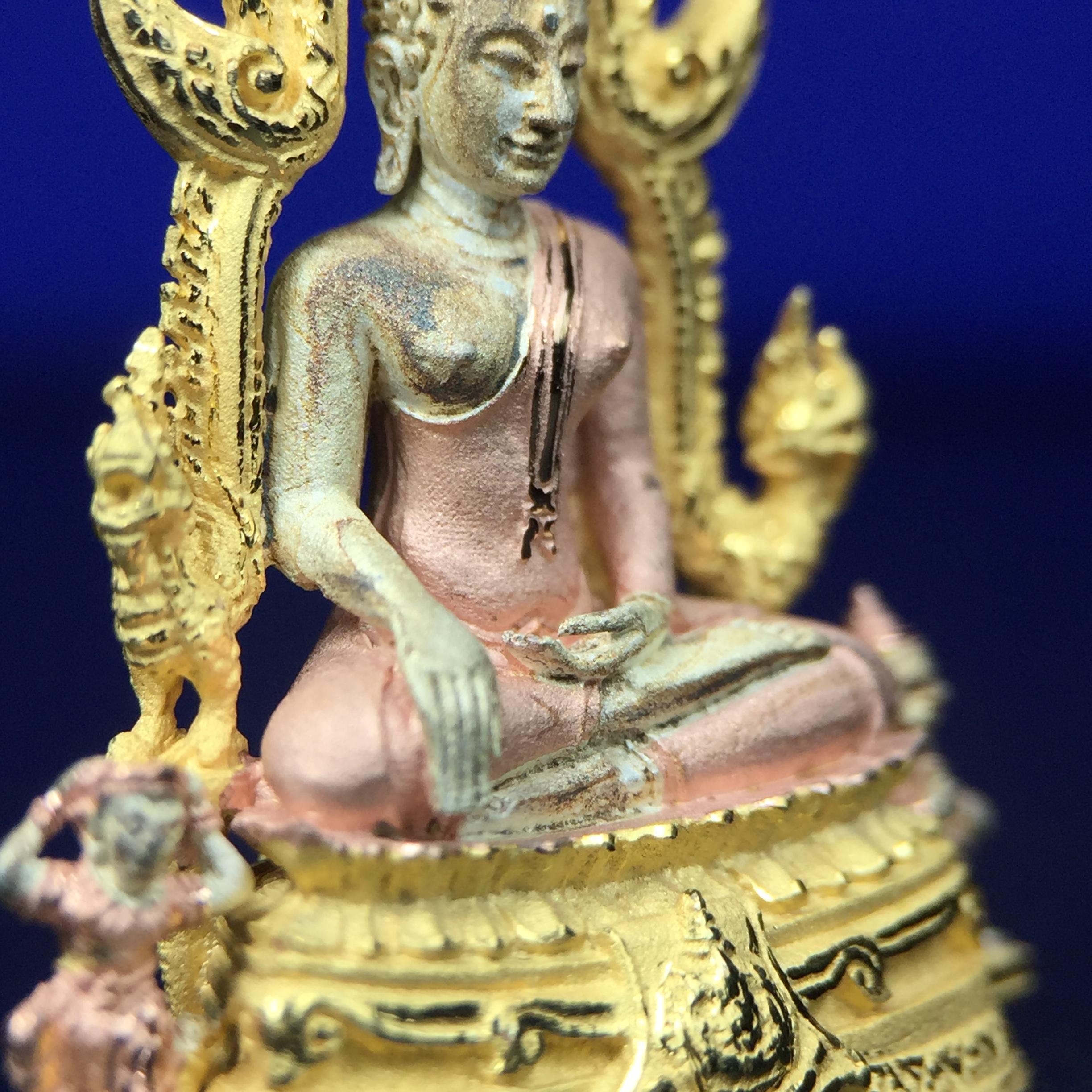 พระพุทธชินราช ภปร. ในวโรกาสพระราชพิธีมหามงคล เฉลิมพระชนมายุ6รอบ 5ธันวาคม2542 มูลนิธิพิทักษ์ดวงตาประชาชน จัดสร้าง เนื้อเงินบริสุทธิ์ 99.9% แบบสามกษัตริย์ขัดเงาบางส่วน พิมพ์ใหญ่ ขนาดสูง 3.4 ซม. พร้อมกล่องบรรจุเดิม