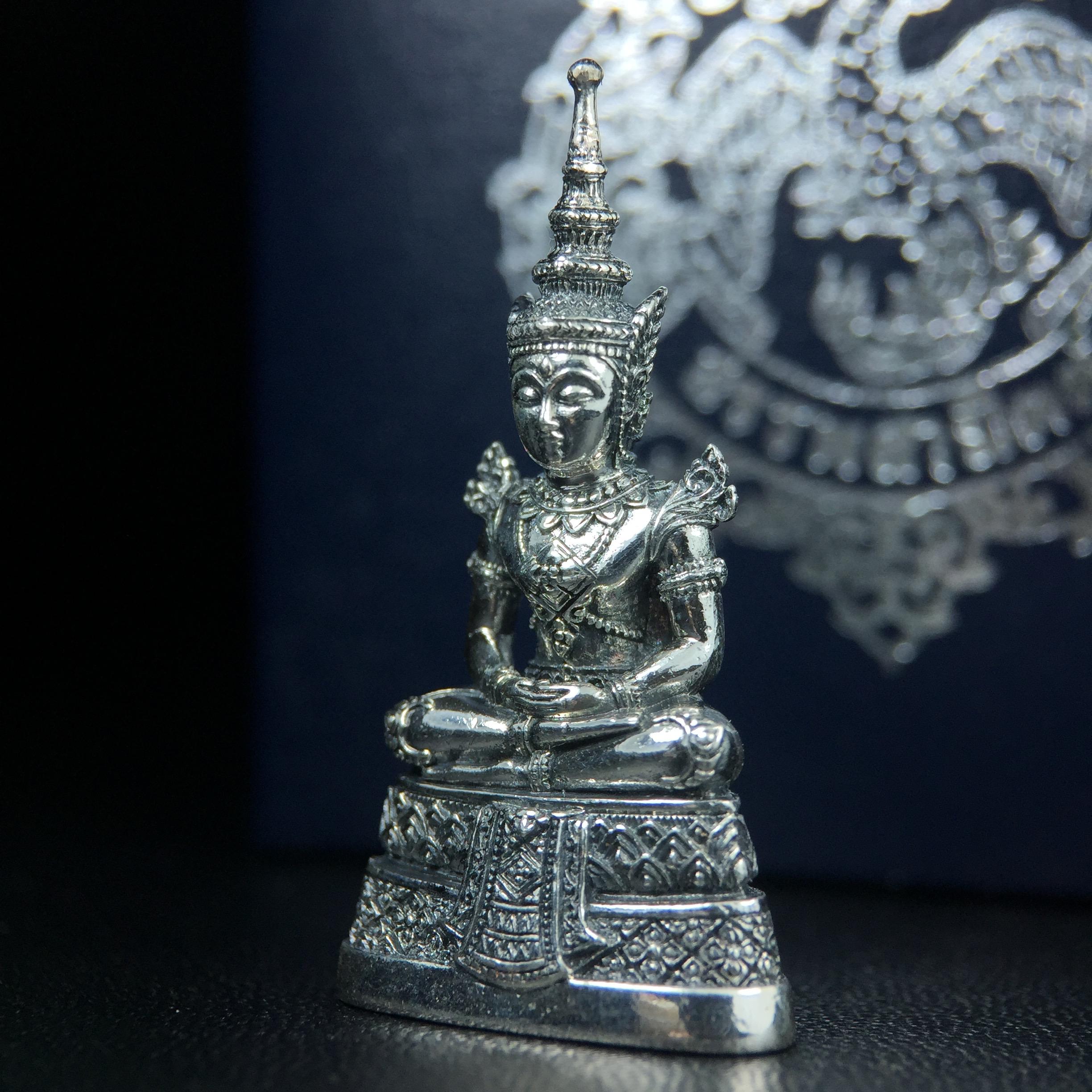 พระแก้วมรกต กรมสรรพสามิตจัดสร้างขึ้นเนื่องในโอกาสครบรอบ 64 ปีของกรมสรรพสามิต และเนื่องในวโรกาสที่พระบาทสมเด็จพระเจ้าอยู่หัวทรงครองราชย์ครบ 50 ปีในปีกาญจนาภิเษก เมื่อ พ.ศ.2539 เนื้อเงินรมดำขัดเงาพร้อมกล่องบรรจุเดิม