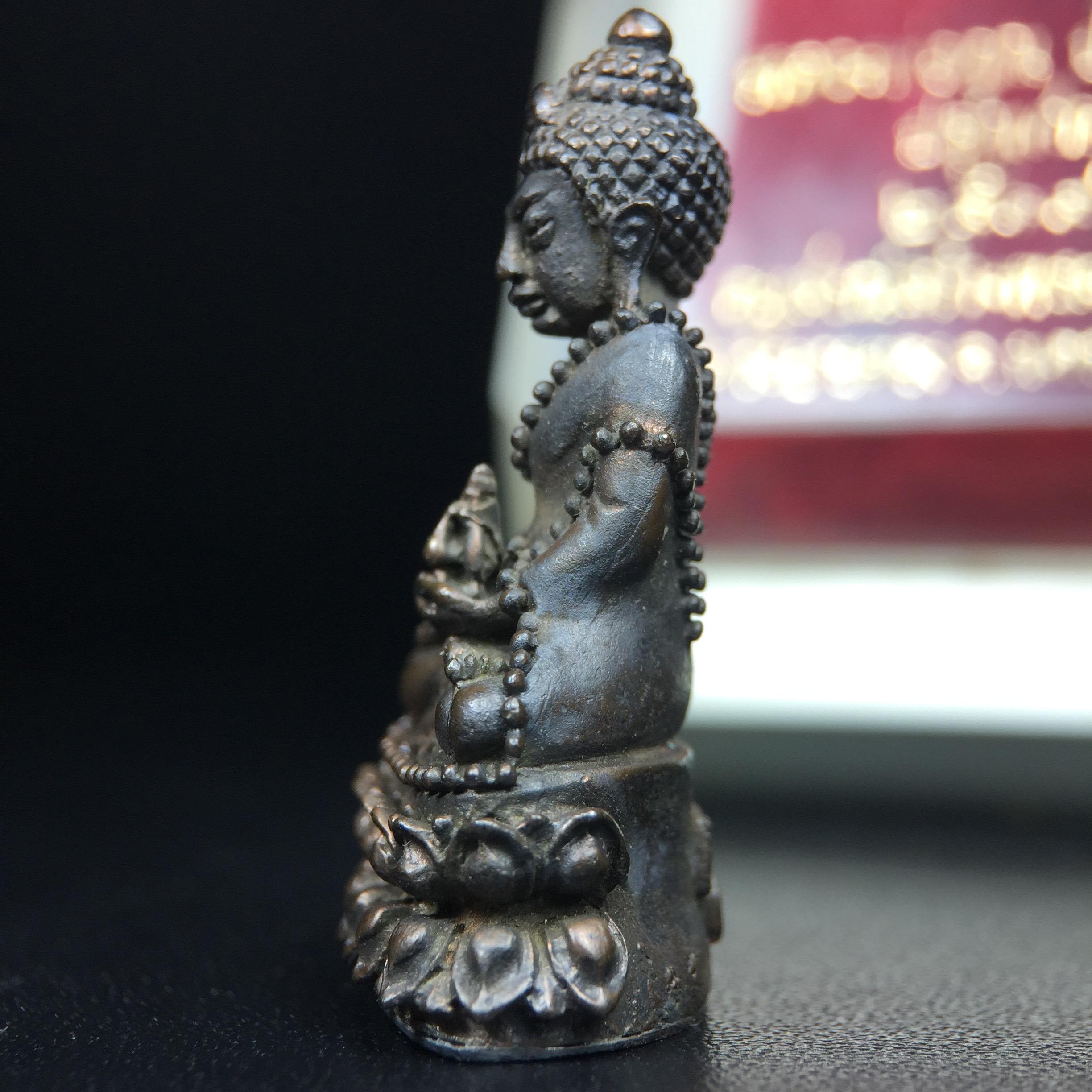 พระกริ่งญาณสังวร(พระกริ่ง ญส.)ปี 2519 เนื้อนวโลหะก้นเงิน สมเด็จพระญาณสังวรและหลวงพ่อคูณ ปริสุทโธ จับสายสูตรร่วมกันในพิธีเททอง ณ อุโบสถวัดบวรนิเวศวิหาร(พิธีใหญ่ เจตนาดี หลวงปู่โต๊ะร่วมปลุกเสก)(สภาพสวยเดิมนอนคากล่องบรรจุเดิมแบบนี้ไม่ควรพลาด)หายาก1ใน2999องค์